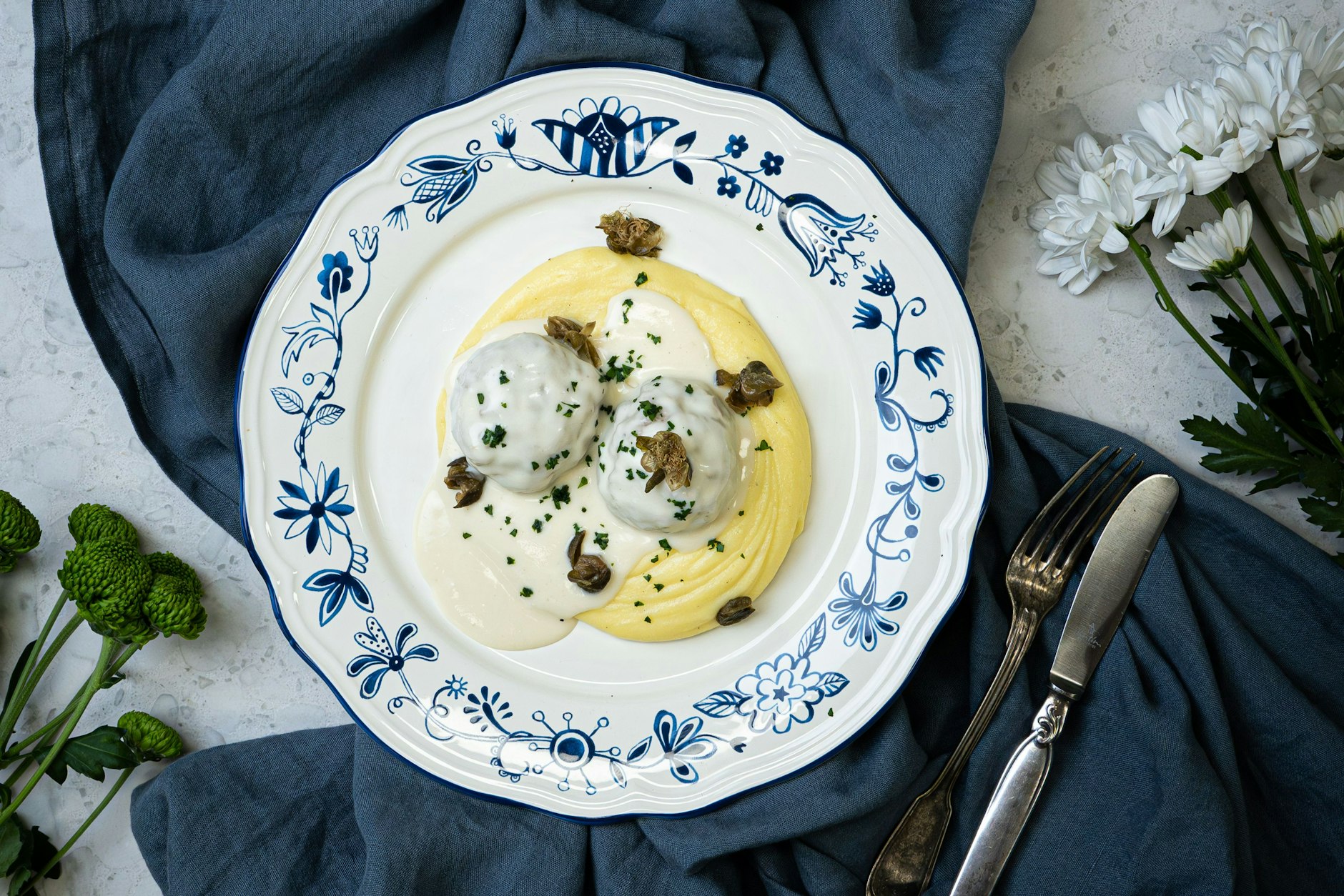 Königlich: Königsberger Klopse mit Kartoffelpüree und frittierten Kapern
