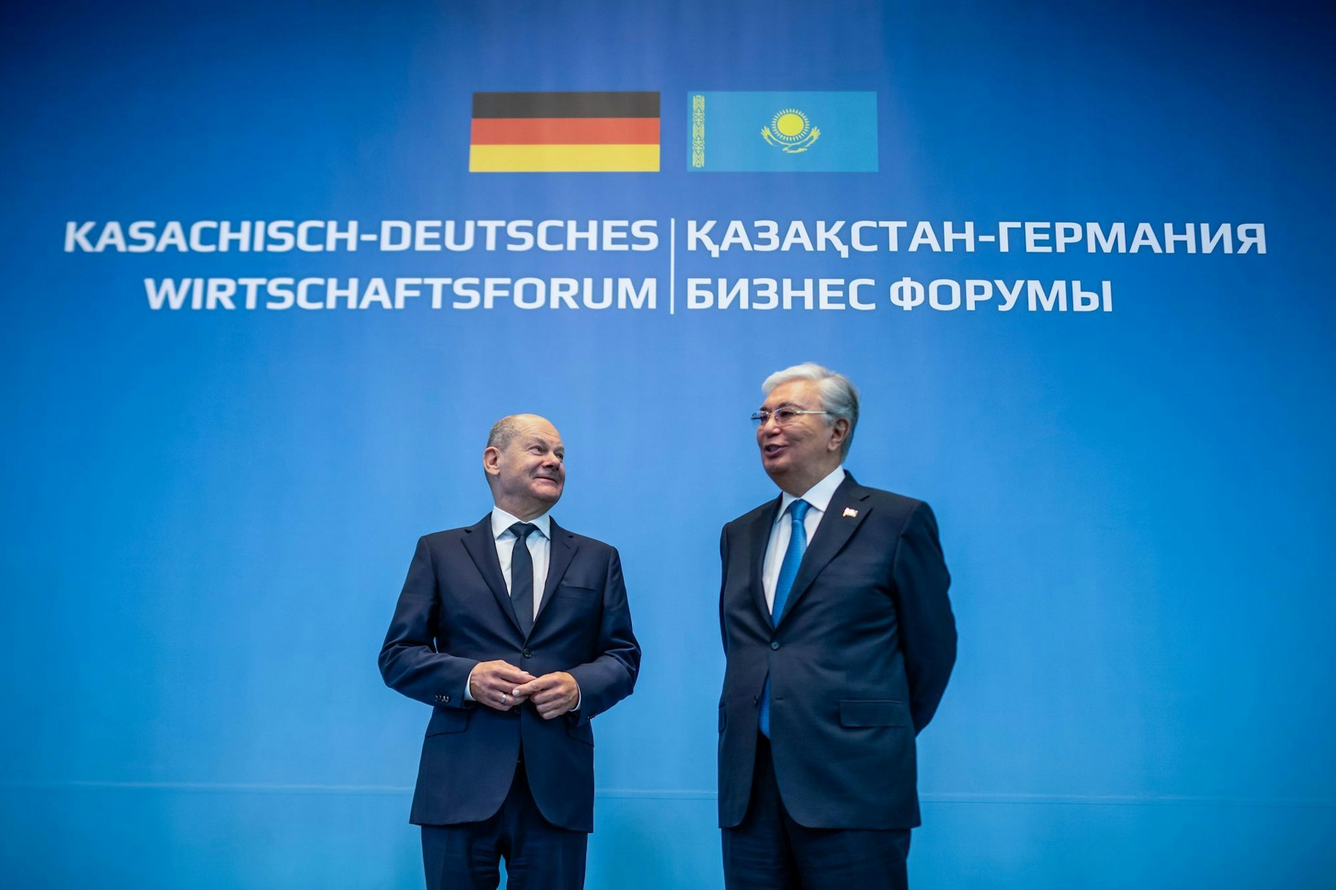 Bundeskanzler Olaf Scholz (l., SPD) nimmt neben Kassym-Schomart Tokajew, Präsident von Kasachstan, an einem Besuch beim Deutsch-Kasachischen Wirtschaftsforum Mitte September 2024 teil.