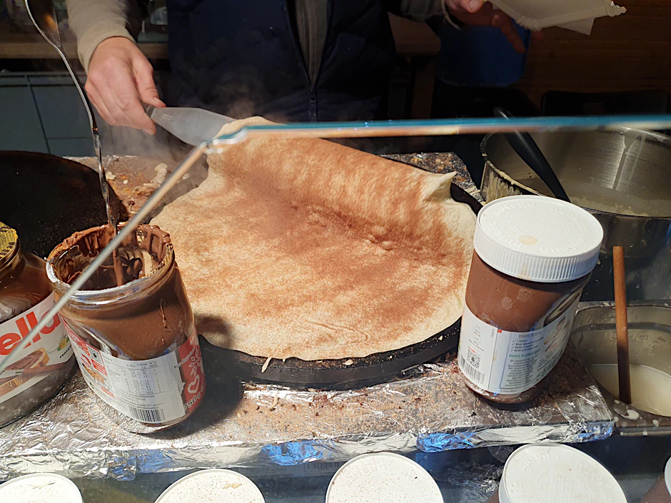 Da entsteht mein Lieblings-Crêpe. Mehr als Zucker und Zimt kommt nicht rauf.