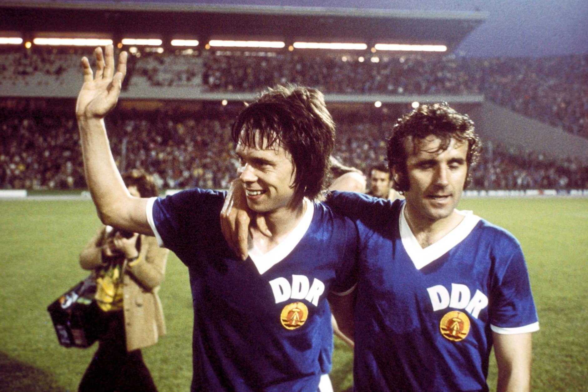 Die Matchwinner Jürgen Sparwasser (l.) und Erich Hamann (beide DDR) verlassen zufrieden das Volksparkstadion – Hamann hatte Sparwassers Tor mit einer mustergültigen Flanke eingeleitet.