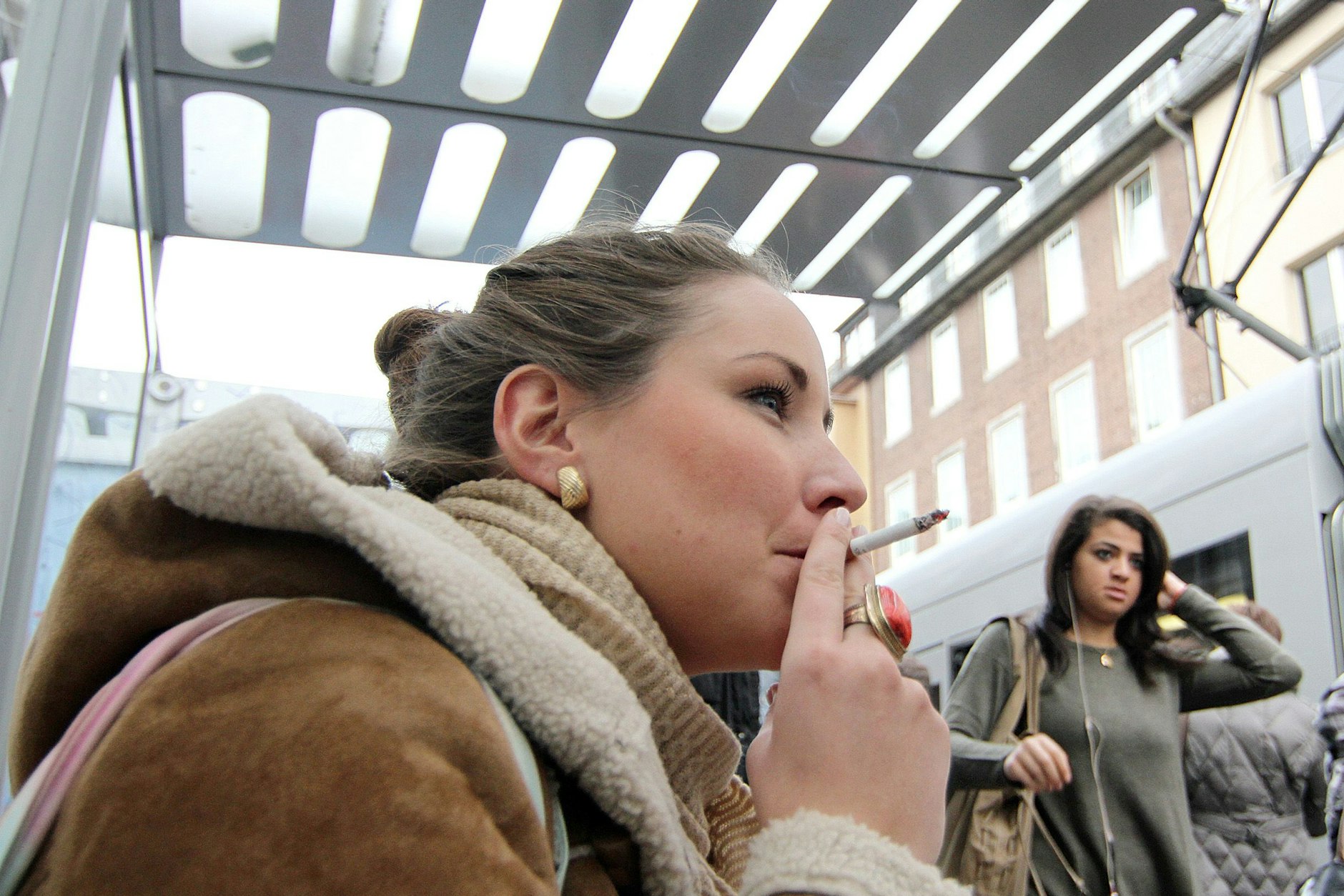 Rauchen im Freien an Haltestellen: Die CDU in Berlin-Pankow will es mithilfe einer Kampagne unterbinden.