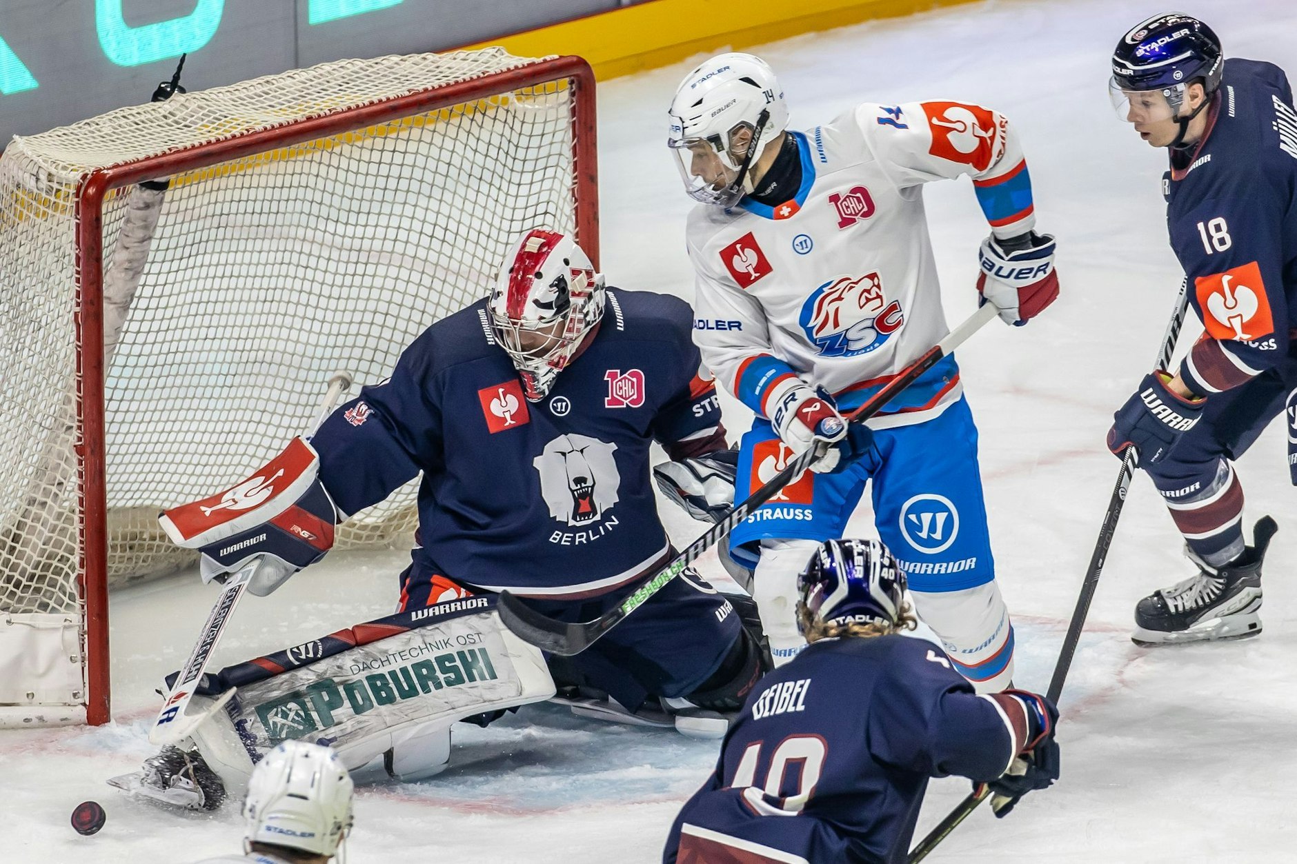 Berlins Torhüter Jonas Stettmer (l.) kann hier abwehren. Am Ende aber gingen die Eisbären als Verlierer vom Eis.