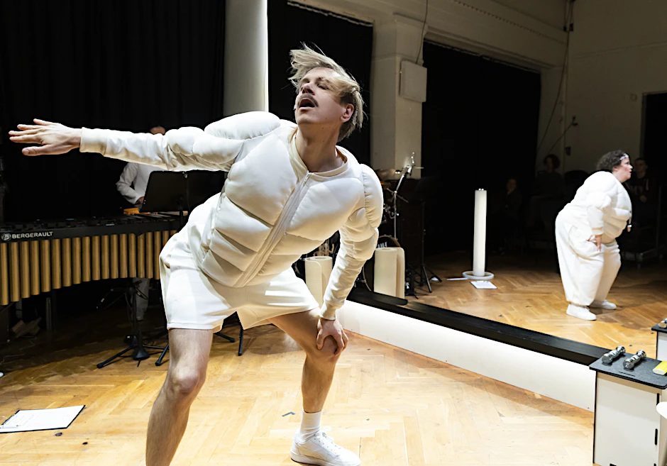 Andrew Munn und Andrea Conangla in „Body Work“ in der Neuköllner Oper.