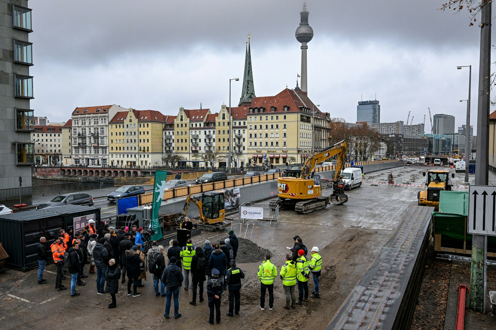 Berlin: Verkehrssenatorin Ute Bonde (CDU, hinten am Pult) und weitere Offizielle beim Spatenstich zum Baubeginn des Ersatzneubaus der Mühlendammbrücke.