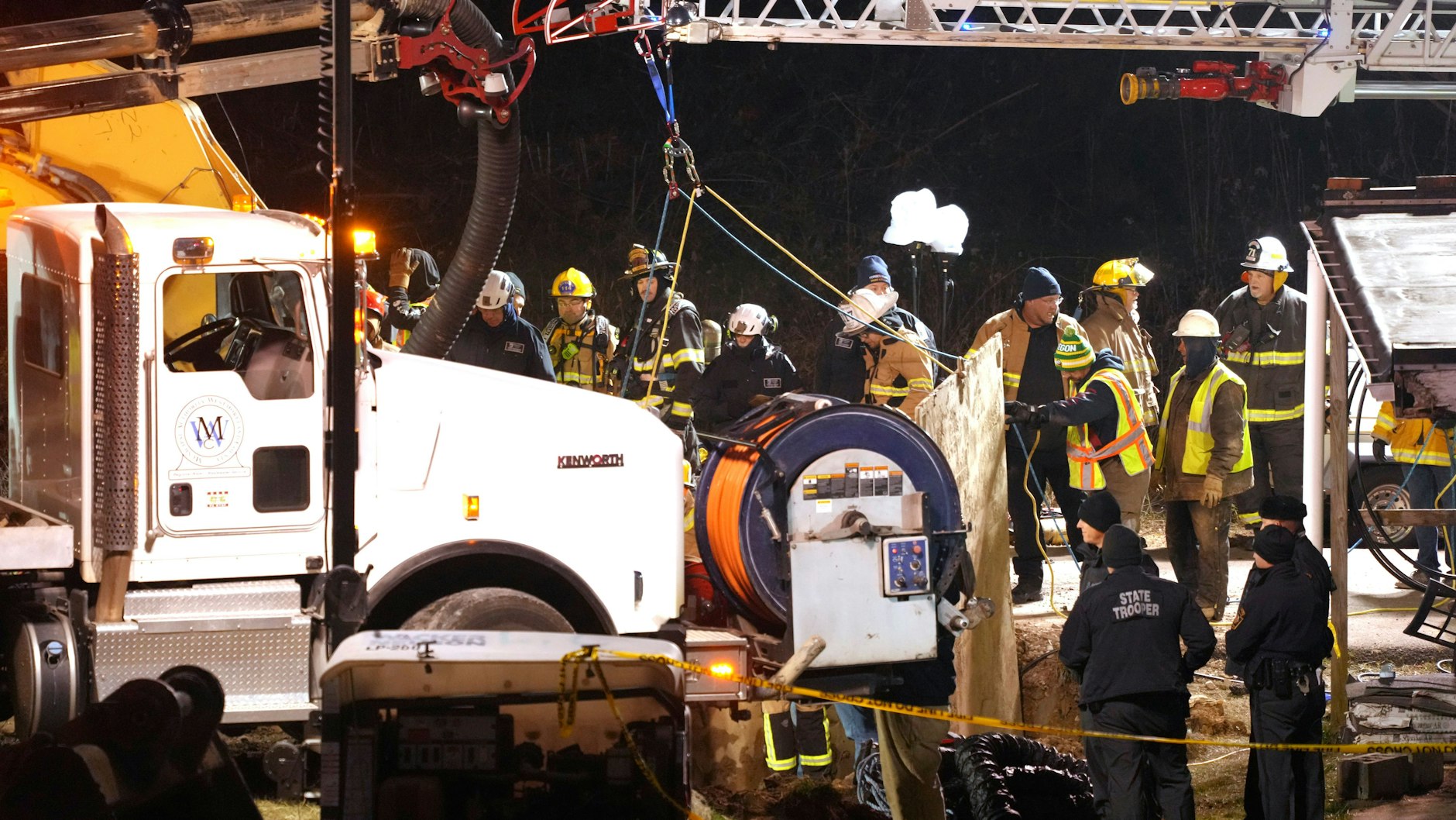 Rettungskräfte suchen mit Kamera und Abhörgerät in dem Erdloch nach der 64-jährigen Frau.