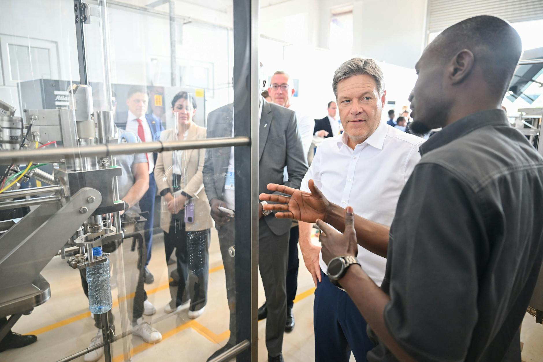 Robert Habeck (Bündnis 90/Die Grünen), Bundesminister für Wirtschaft und Klimaschutz, in Nairobi, Kenia: Besichtigung von Krones, einem Hersteller für Abfüllanlagen.