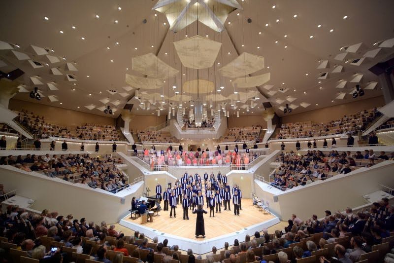 Ein Chor vom Chorverband Berlin bei einem Konzert in der Philharmonie Berlin.