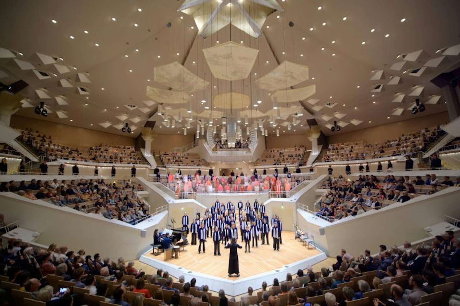Ein Chor vom Chorverband Berlin bei einem Konzert in der Philharmonie Berlin.