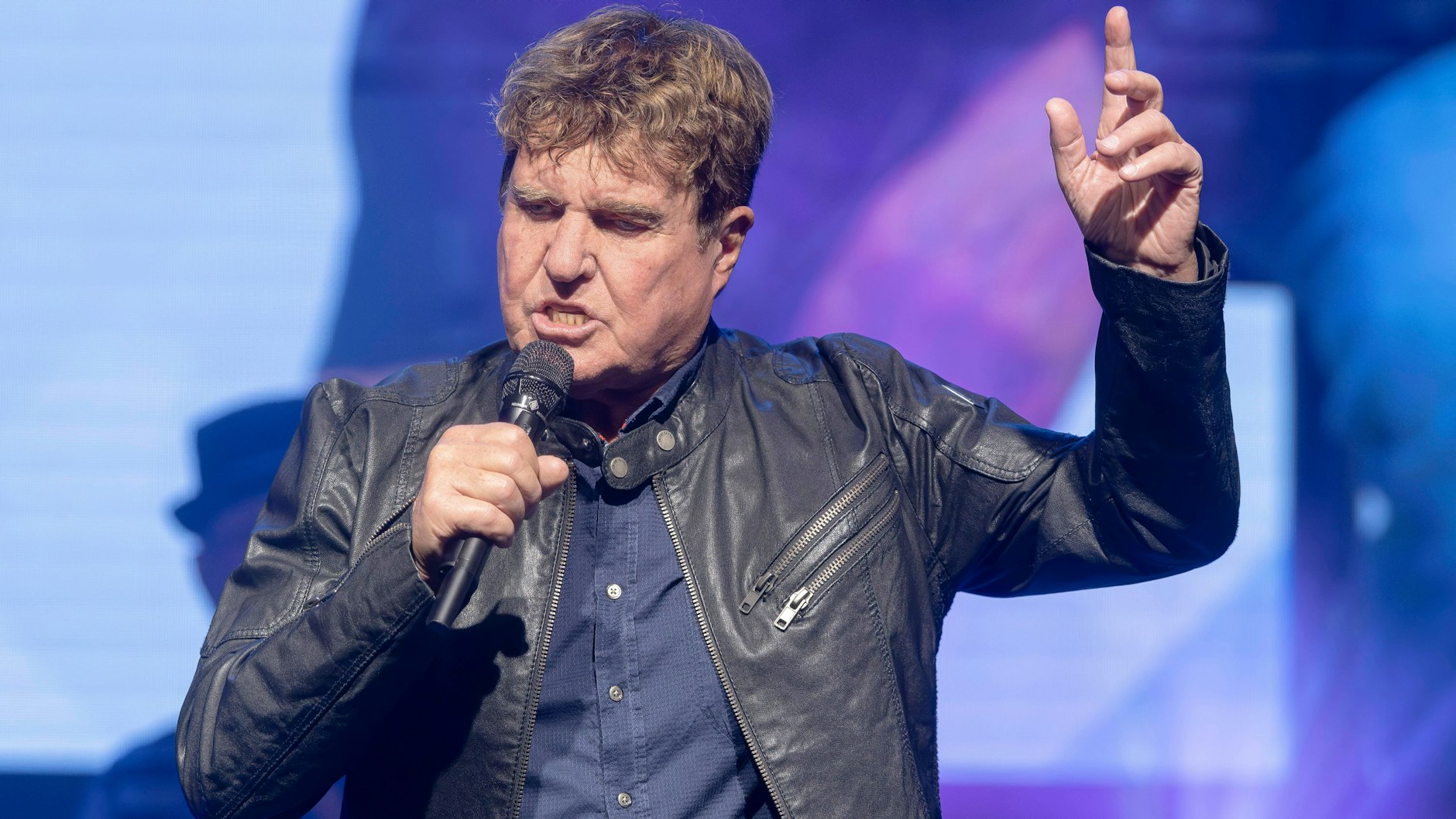 Frank Schöbel ist auch heute noch auf Tour, spielt den ganzen Dezember über Konzerte in verschiedenen Städten.
