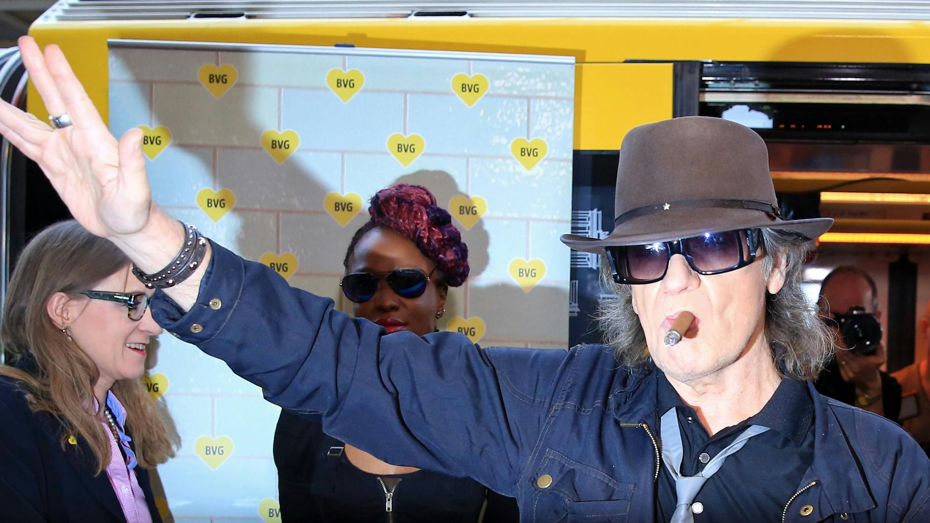 Rauchen auf den Bahnsteigen ist schon längst verboten. Allerdings machte die BVG 2015 einmal für den Panik-Rocker Udo Lindenberg eine Ausnahme, der bei einem Auftritt auf dem Bahnhof Olympiastadion im Freien seine Zigarre paffen durfte.