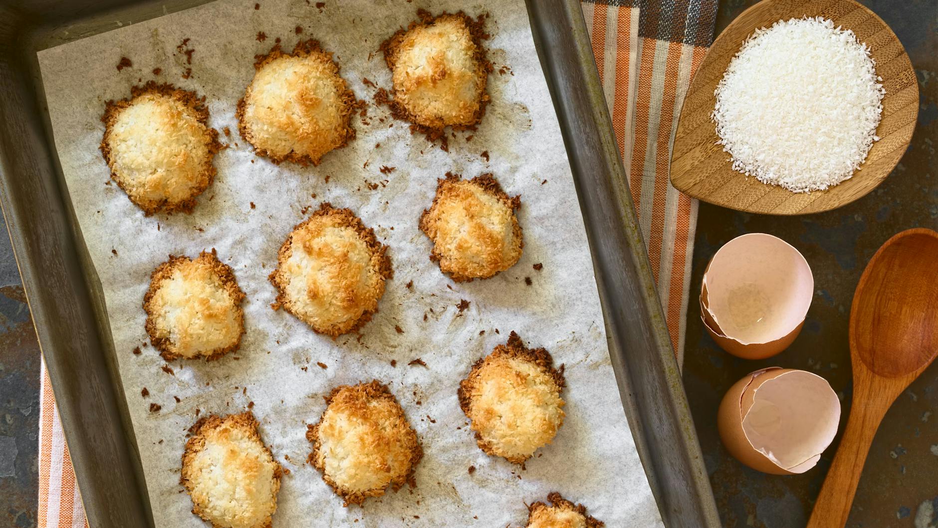 Leckere Kokosmakronen mit Kondensmilch sind sehr einfach zu machen - es braucht für die Kokos-Masse nur zwei Zutaten. Alle Details lesen Sie im Rezept.