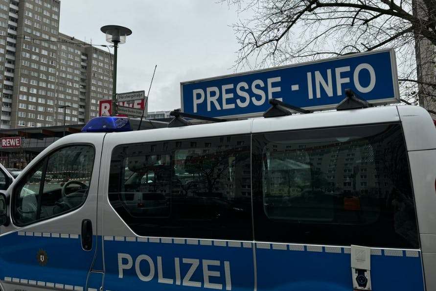 Die 5. Mordkommission ermittelt seit dem Mittwochmorgen wegen des Verdachts eines Tötungsdelikts in Fennpfuhl (Lichtenberg). Dort ist die Leiche einer Frau entdeckt worden.