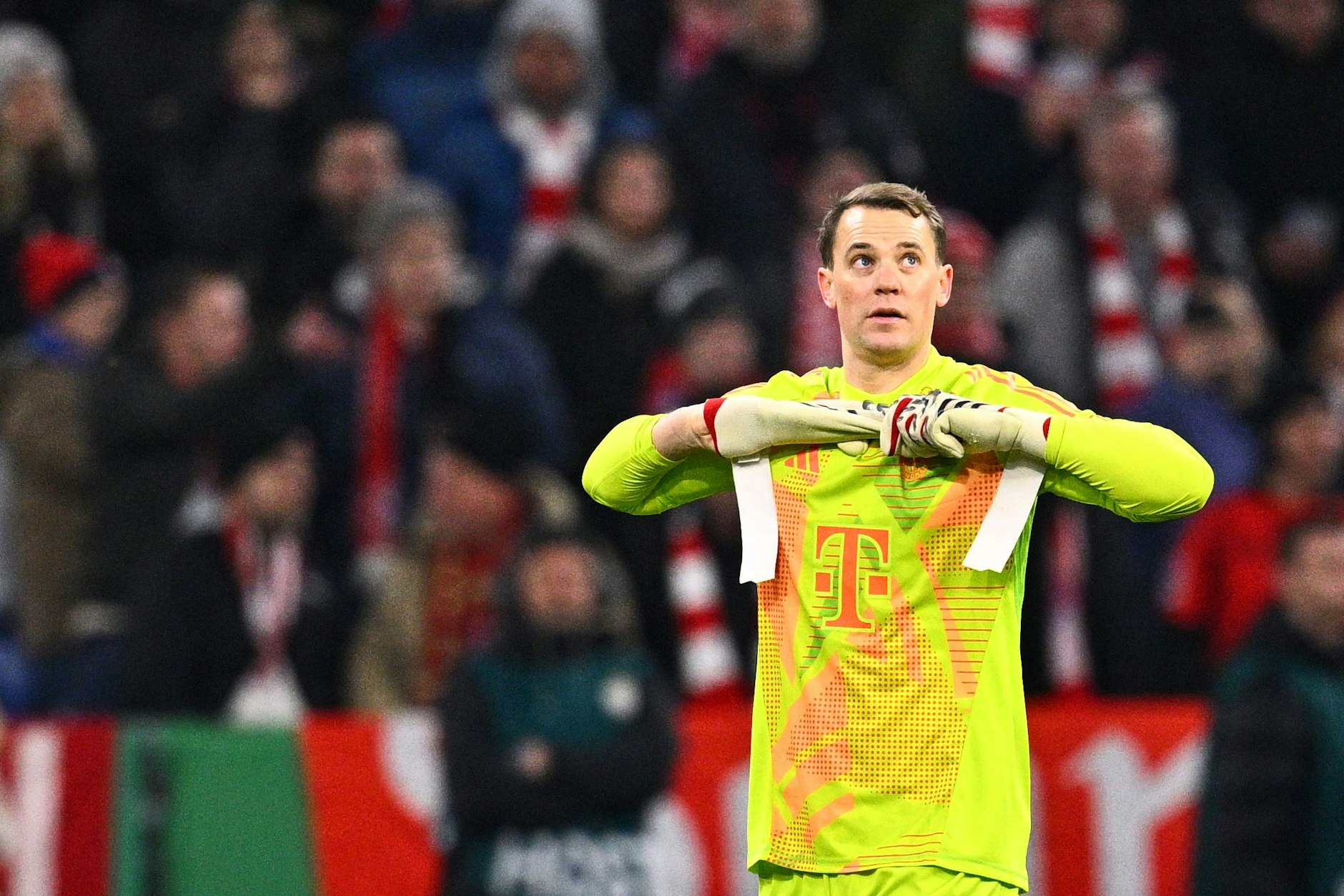 Handschuhe aus und rein in die Kabine: Manuel Neuer verlässt nach seiner Roten Karte des Spielfeld.