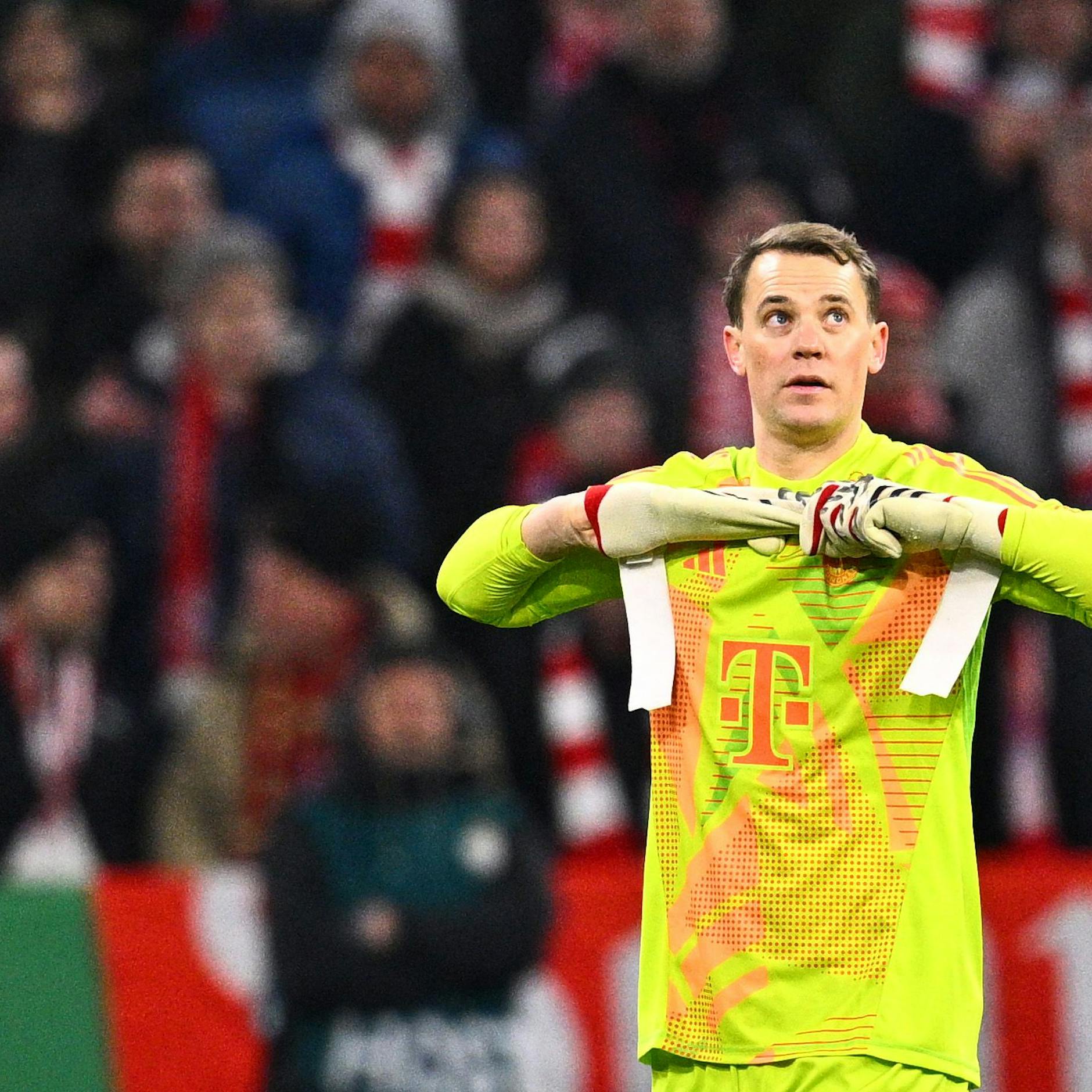 Image - Bayern-Torwart Manuel Neuer beschädigt gerade sein eigenes Denkmal