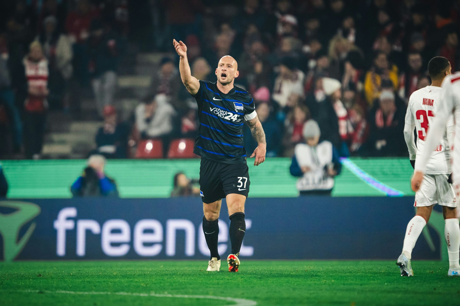 Herthas Kapitän Toni Leistner war der Turm in der Abwehrschlacht beim Pokalfight in Köln.