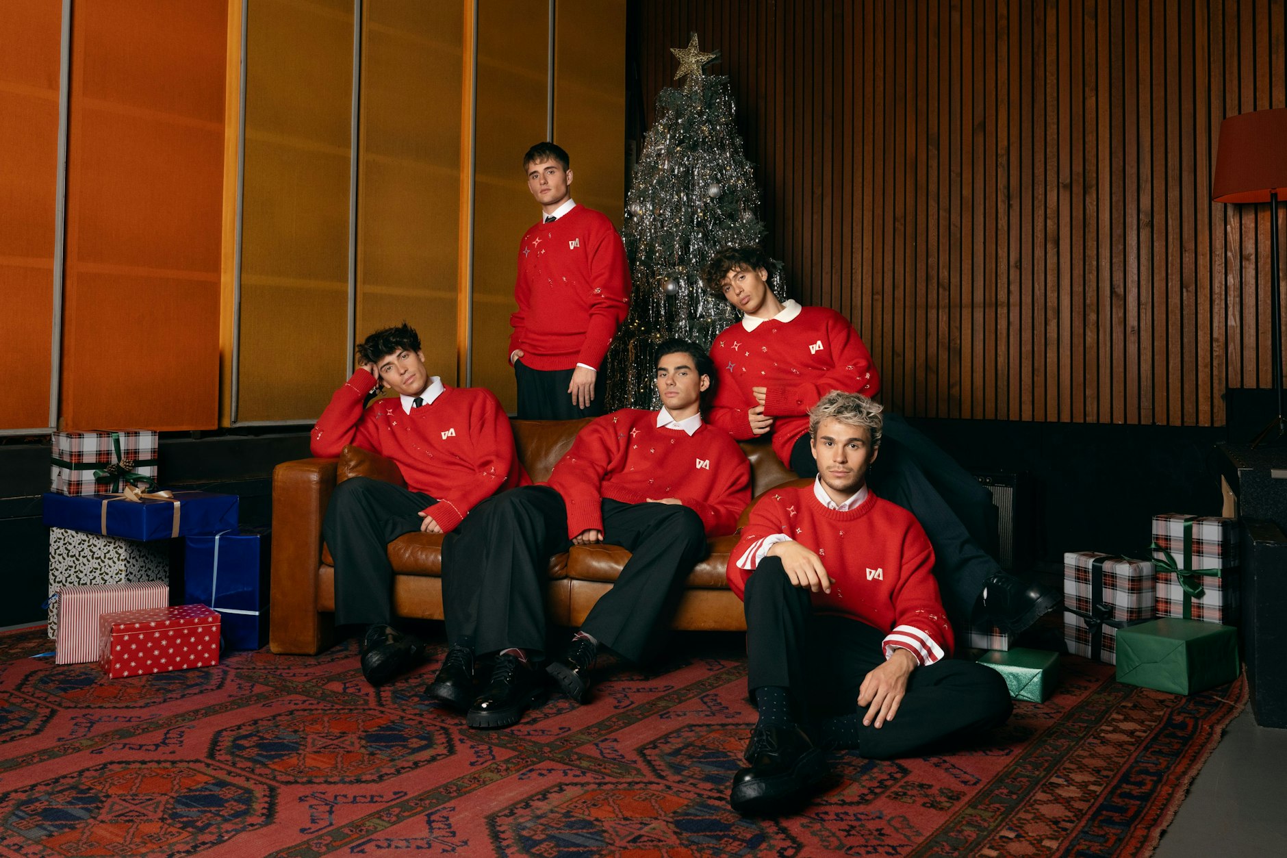 Sie sehen rot: Die deutschen TikTok-Stars, bekannt als Elevator Boys, wollen es wissen – mit Weihnachtssongs und Co.