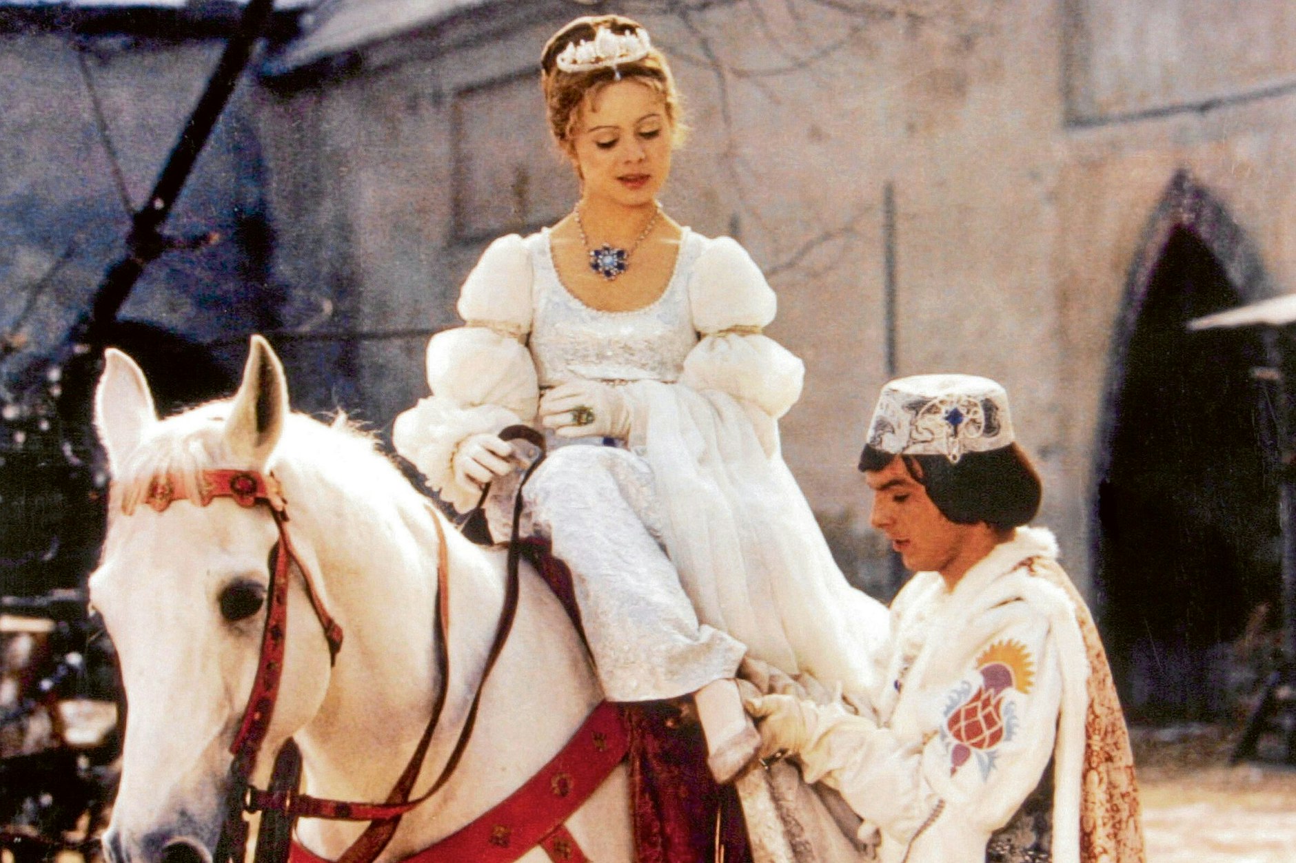 Der Prinz (Pavel Travnicek) zieht Aschenbrödel (Libuse Safrankova) den verlorenen Schuh an: Der Klassiker „Drei Haselnüsse für Aschenbrödel“ ist nach wie vor der TV-Hit zu Weihnachten.