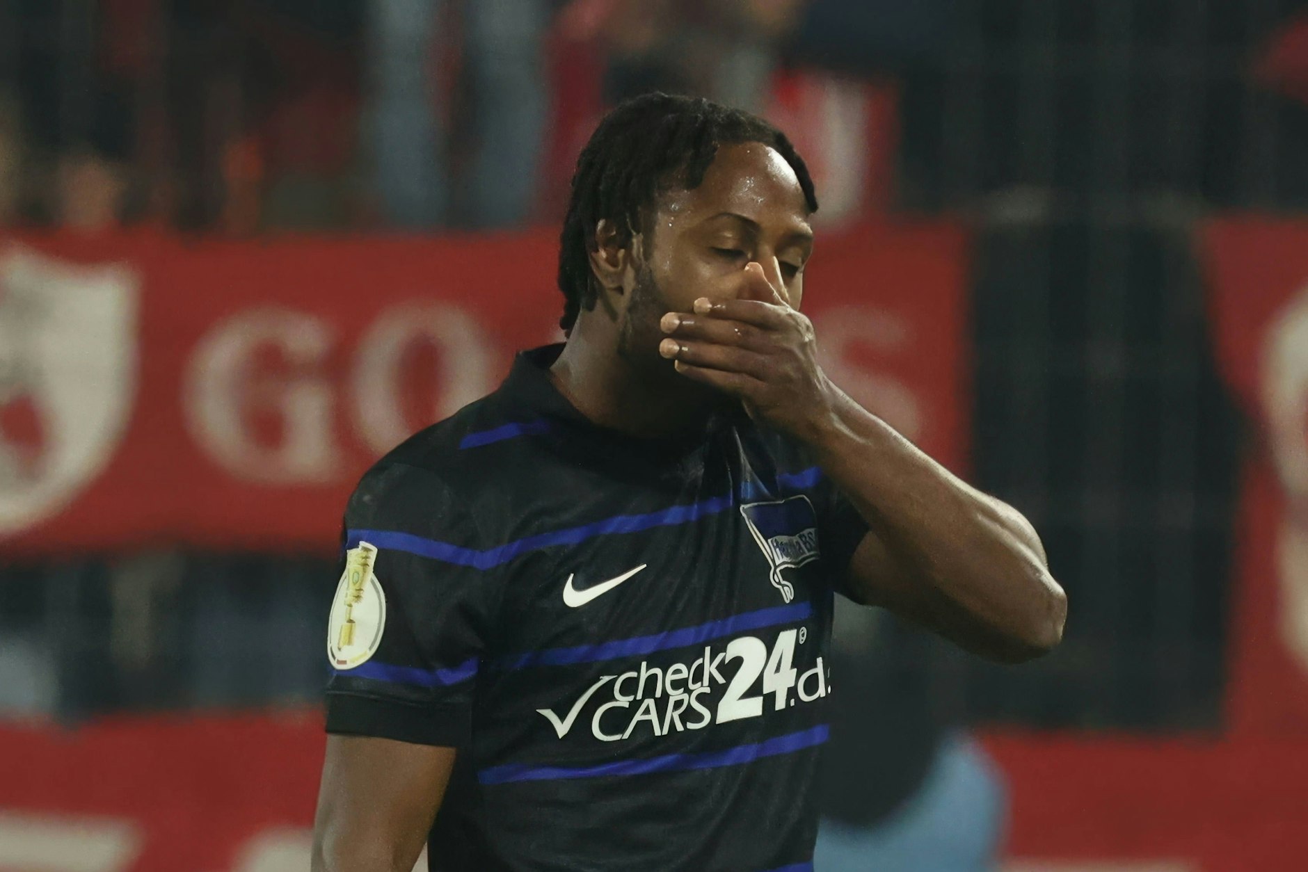 Herthas Deyo Zeefuik konnte es selbst nicht fassen, warum er so mit einem Kopfstoß gegen Kölns Kapitän Hübers ausgerastet war.