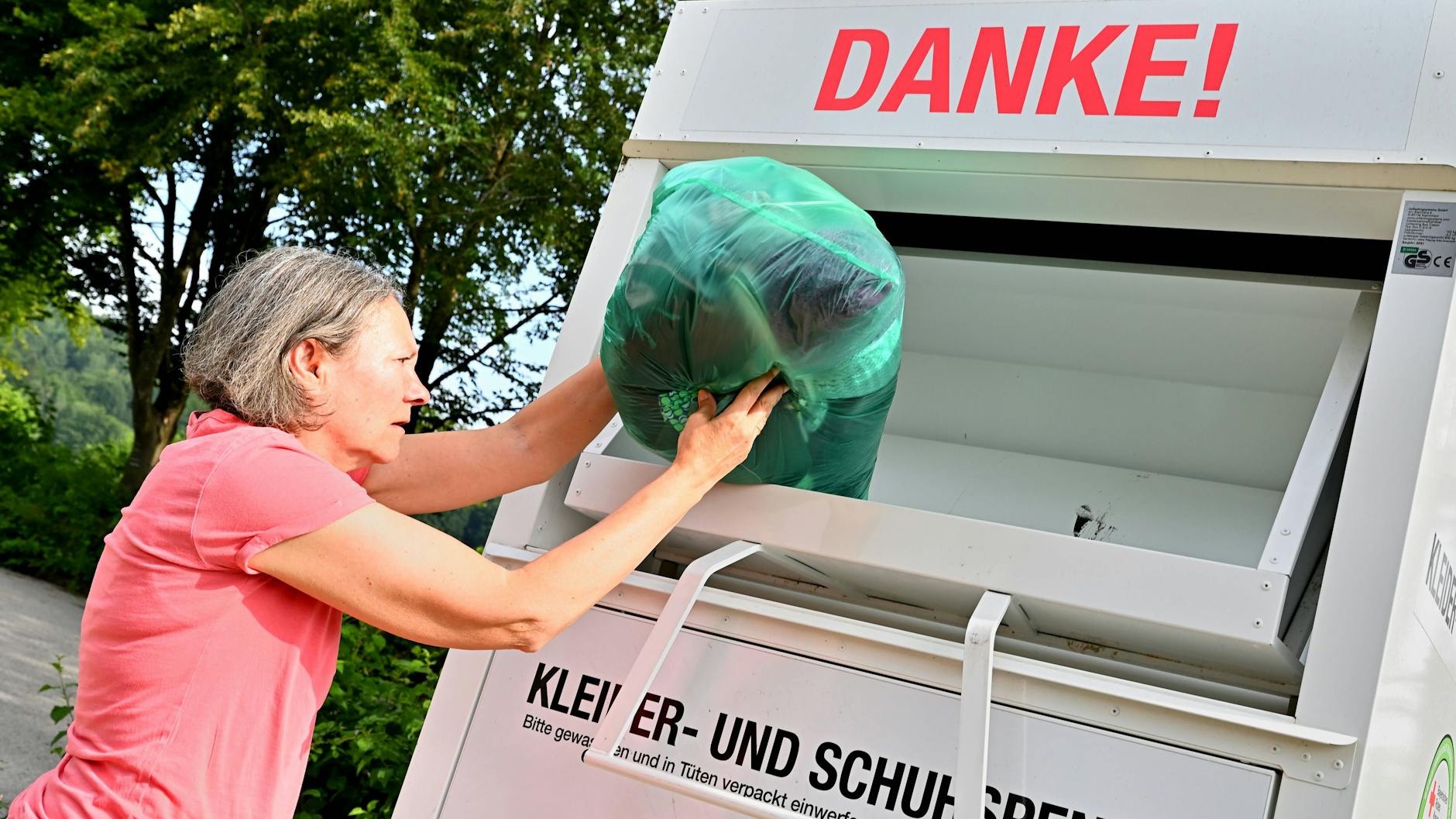 Künftig sollen alle Textilien, auch die beschädigten, in den Altkleidercontainer geworfen werden.