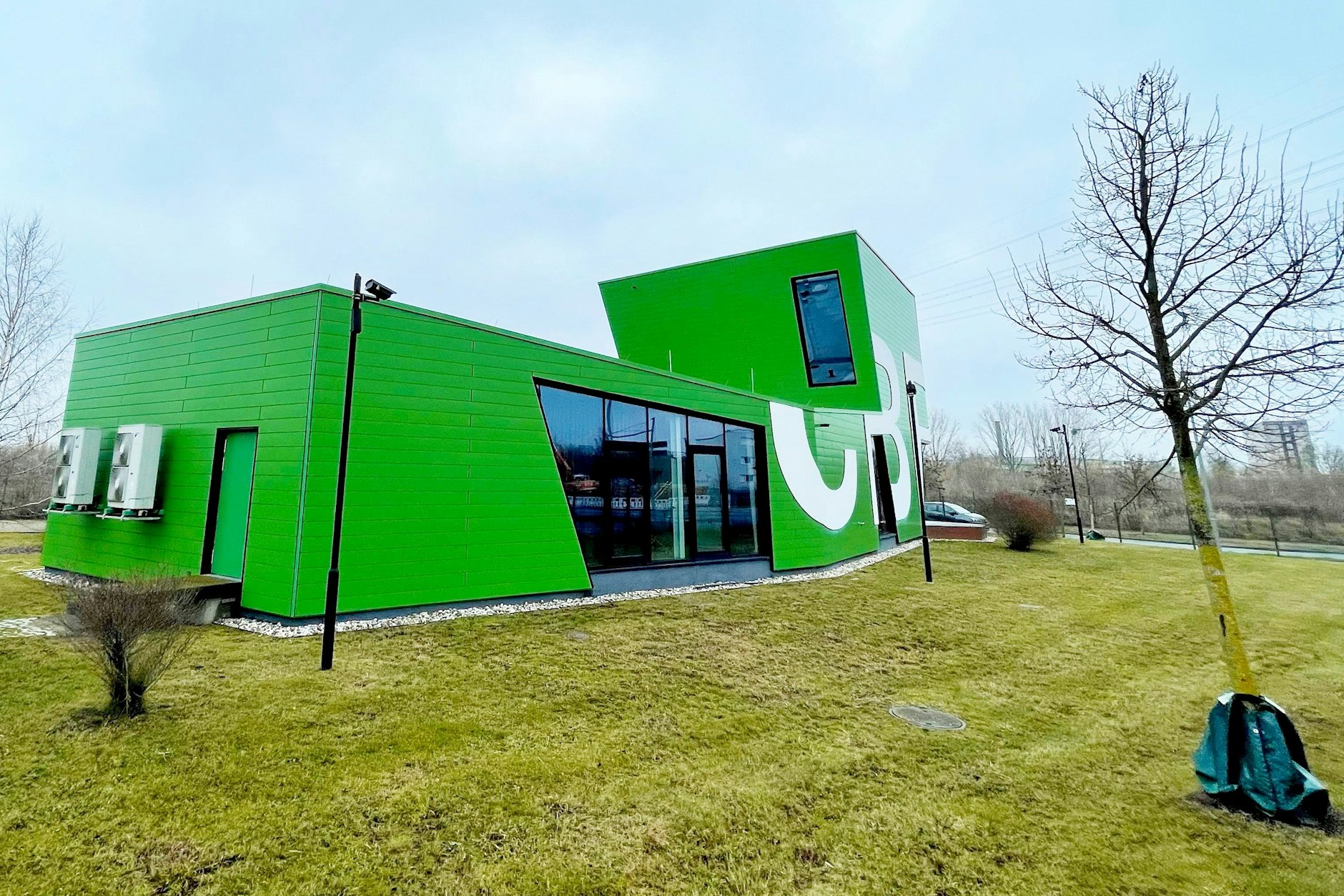 Der meist leerstehende Präsentationspavillon auf dem Cleantech Business Park an der Bitterfelder Straße in Marzahn hatte etwa 1,3 Millionen Euro gekostet.