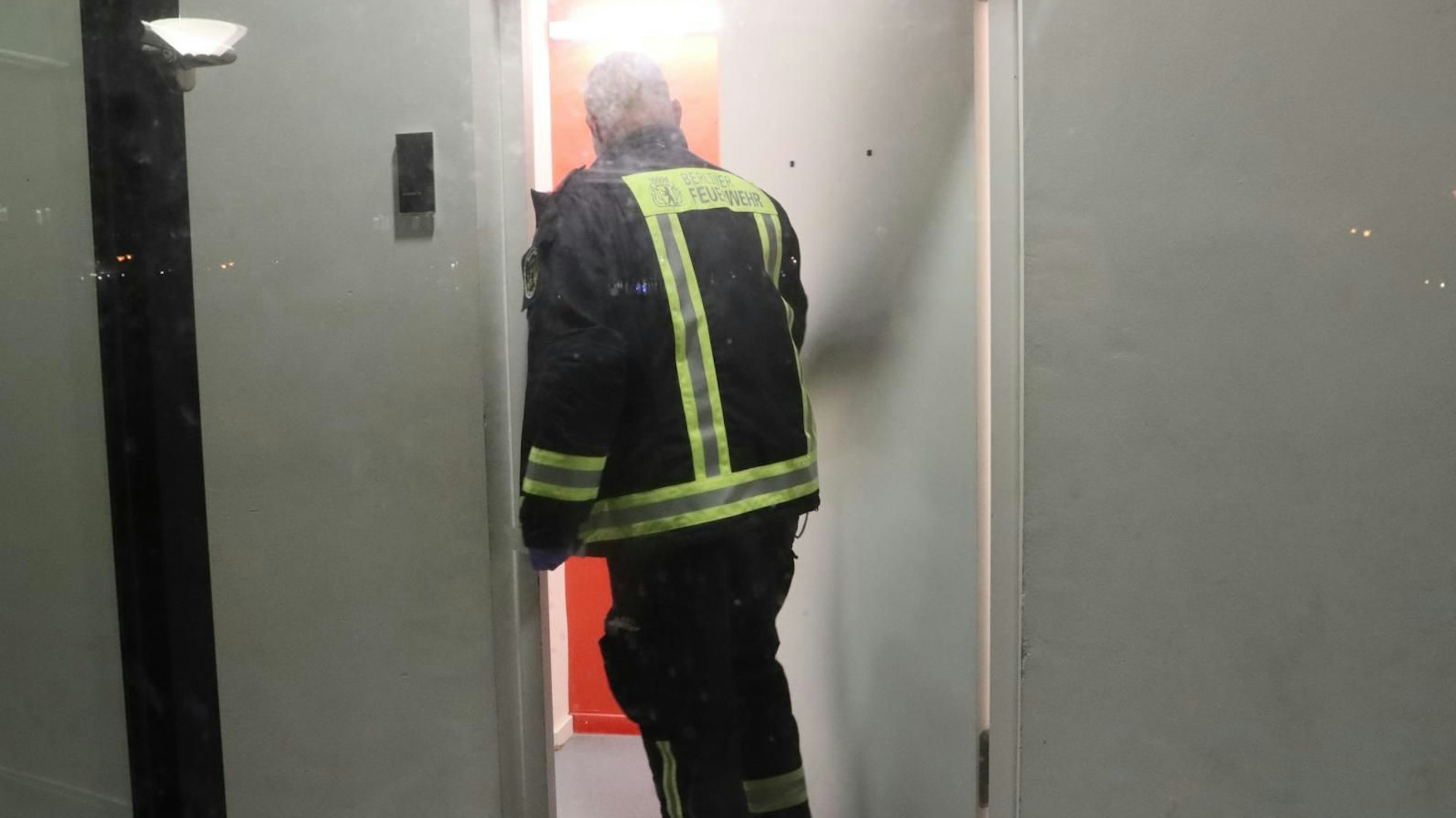 Die Feuerwehr nahm in der mit einer giftigen Flüssigkeit kontaminierten Kabine in der Sporthalle in Adlershof Messungen vor.