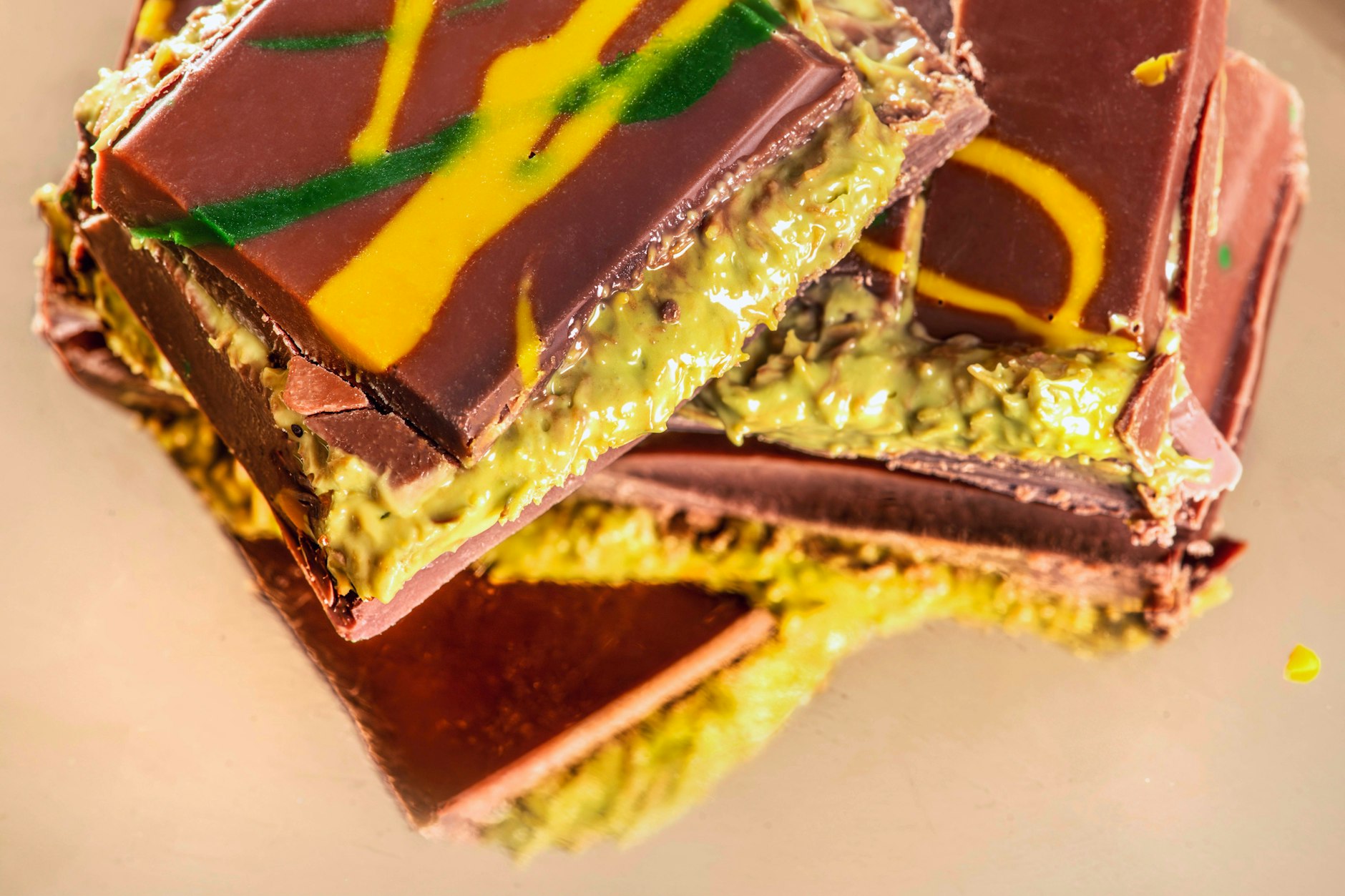 Dubai-Schokolade mit Kunafa- und Pistaziencremefüllung– die Discounter Aldi und Lidl bieten sie ab Mitte Dezember an.