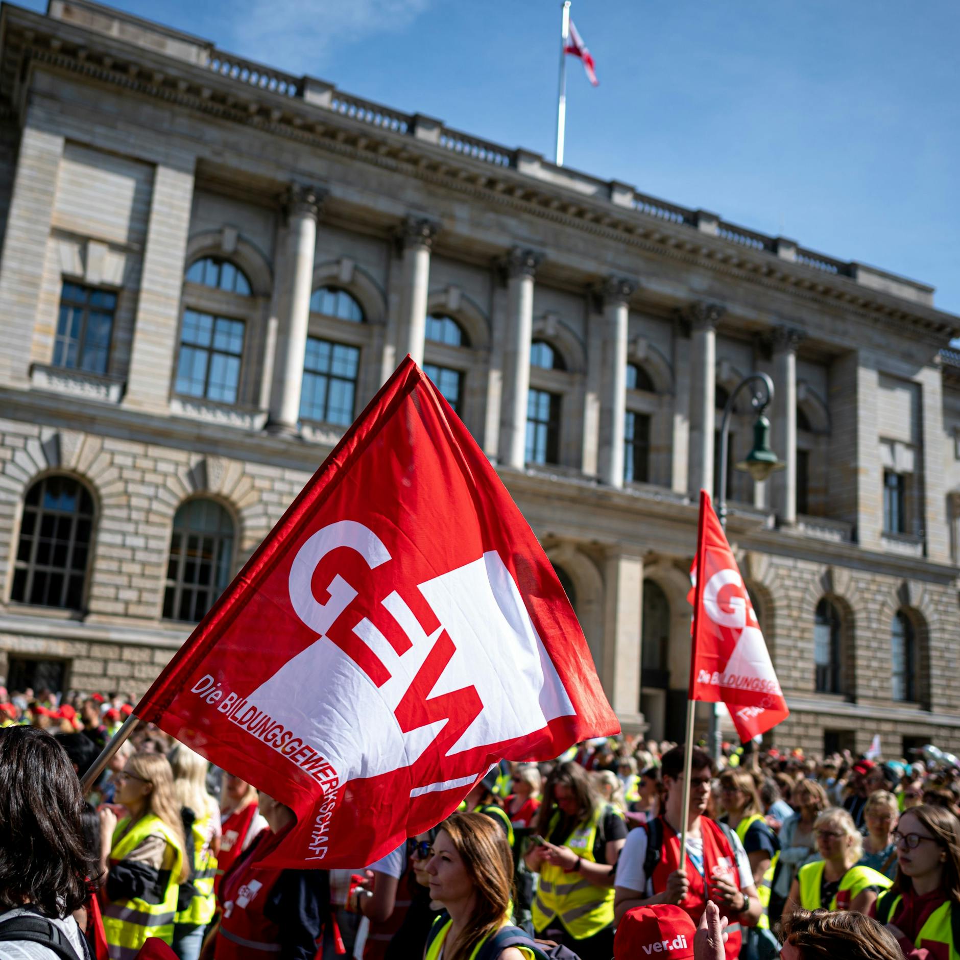Image - „Das ist nicht mehr tragbar“ – Lehrkräfte zeigen Berlin beim Warnstreik die Rote Karte