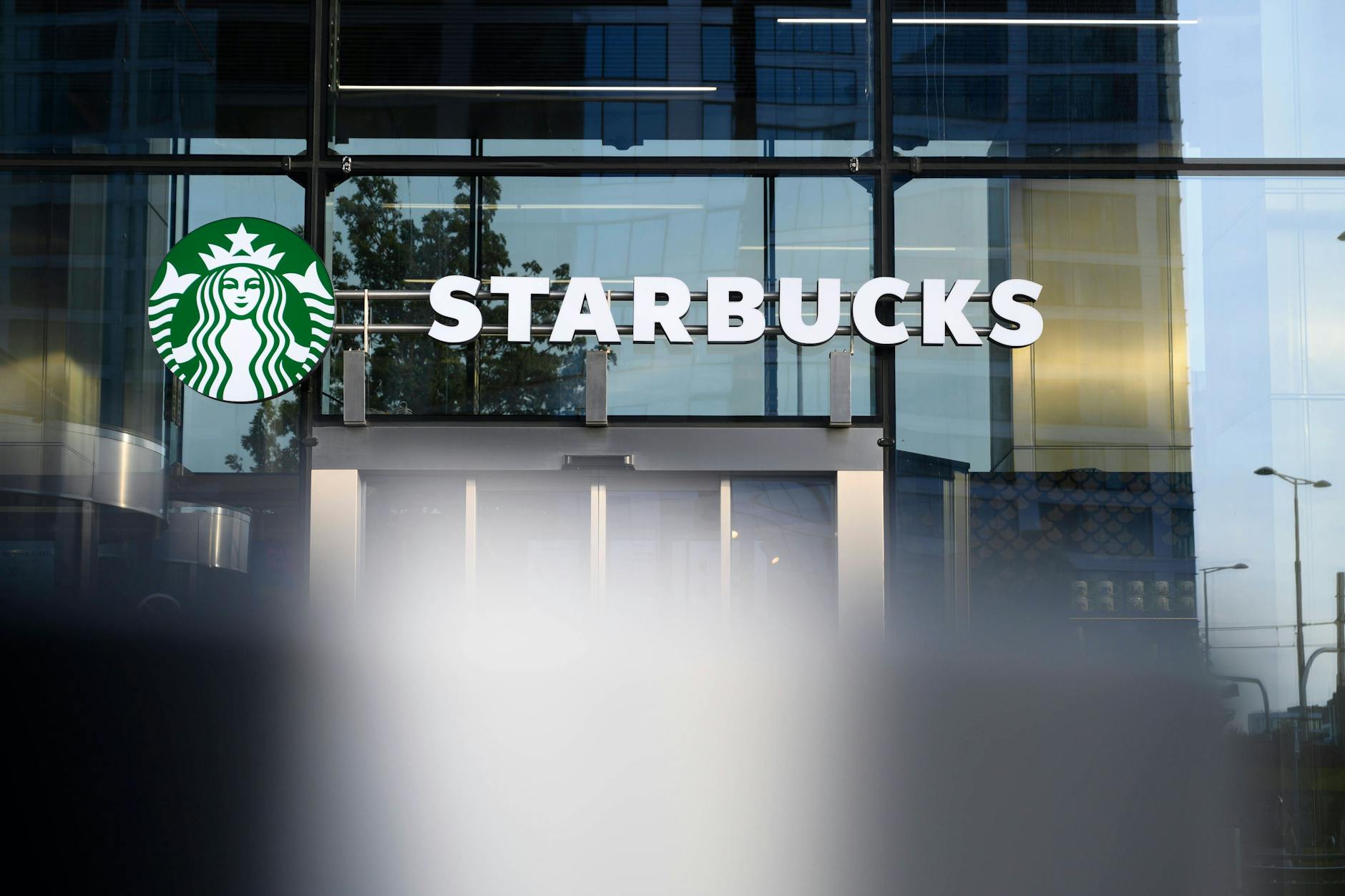 Eine Starbucks-Filiale von außen. Auch Starbucks soll offenbar aus einem geplanten „Anti-Woke-ETF“ ausgeschlossen werden.