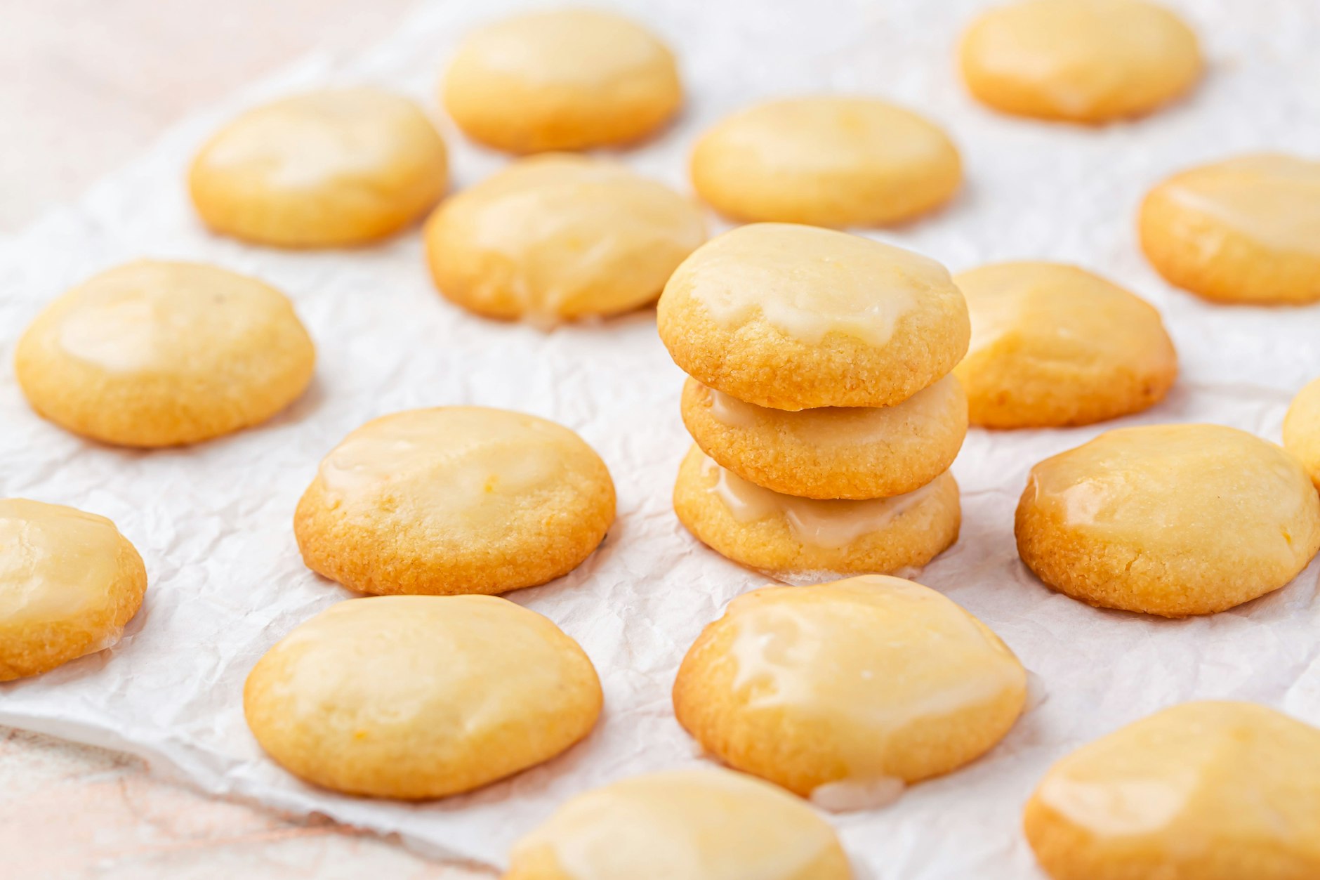 Mit einer Glasur aus Puderzucker und Zitronensaft werden die Kekse noch fruchtiger.