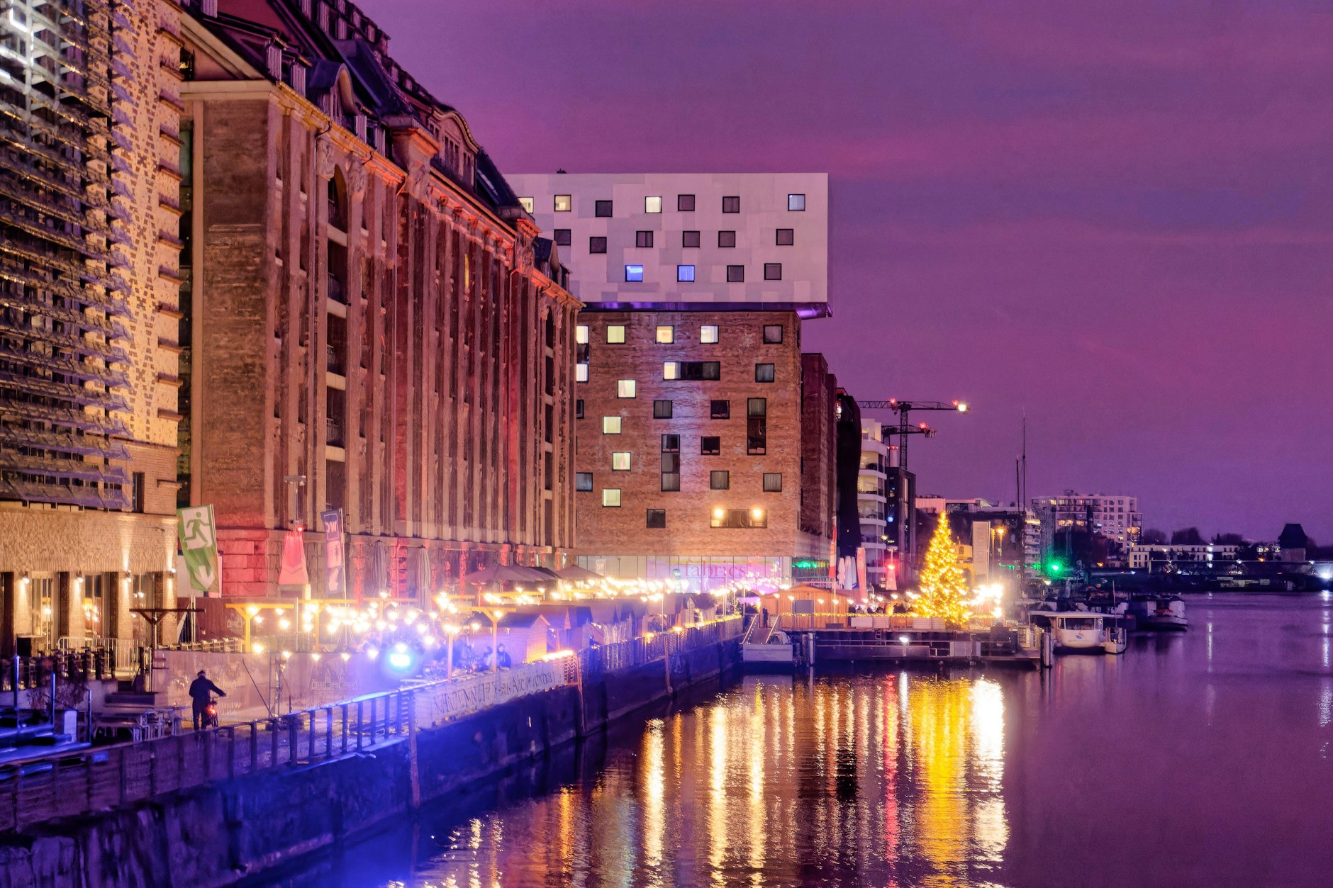 Der Weihnachtsmarkt liegt direkt an der Spree.