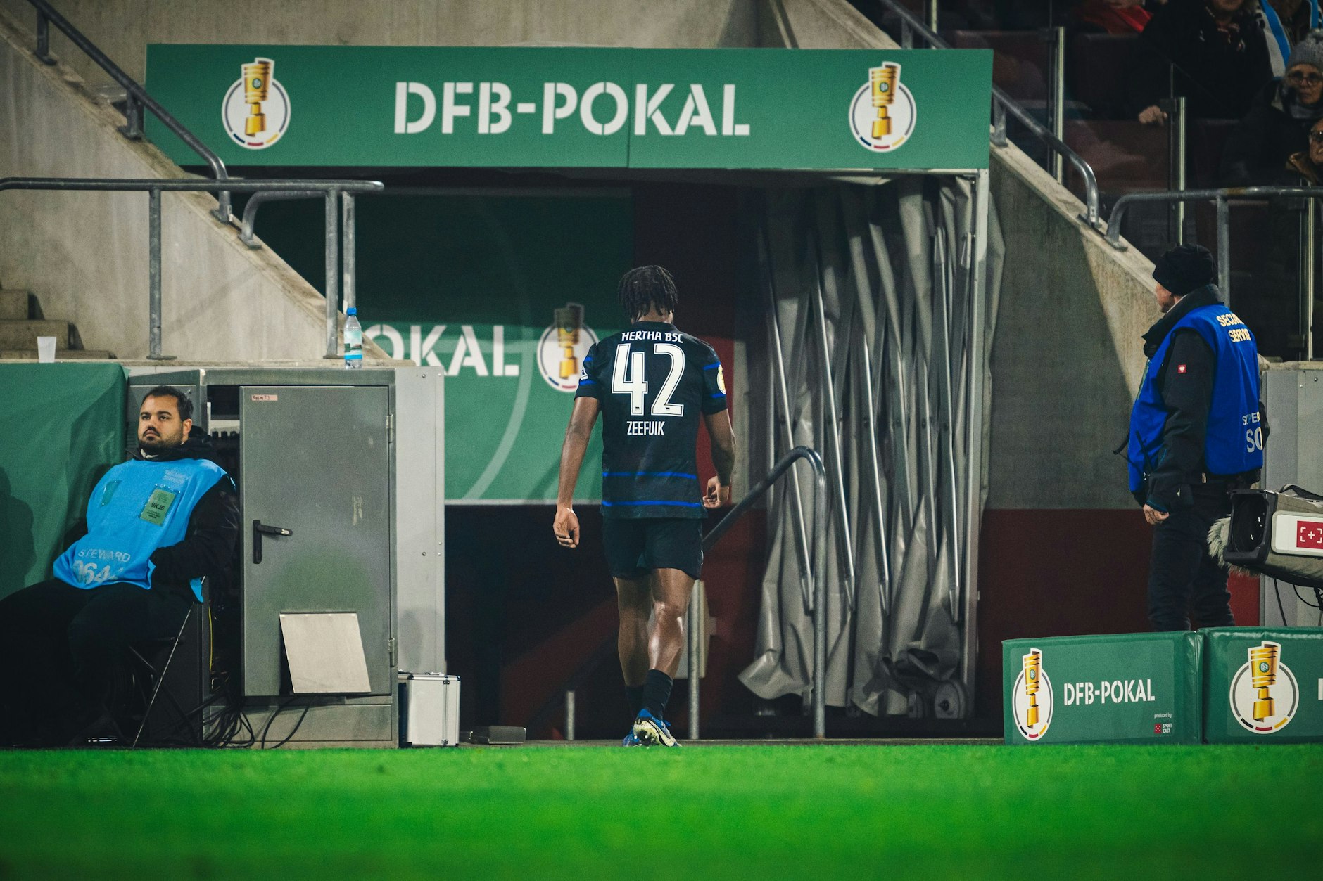 Mit einem schlechten Gewissen schleicht Herthas Deyo Zeefuik nach seiner Roten Karte in die Kölner Katakomben.