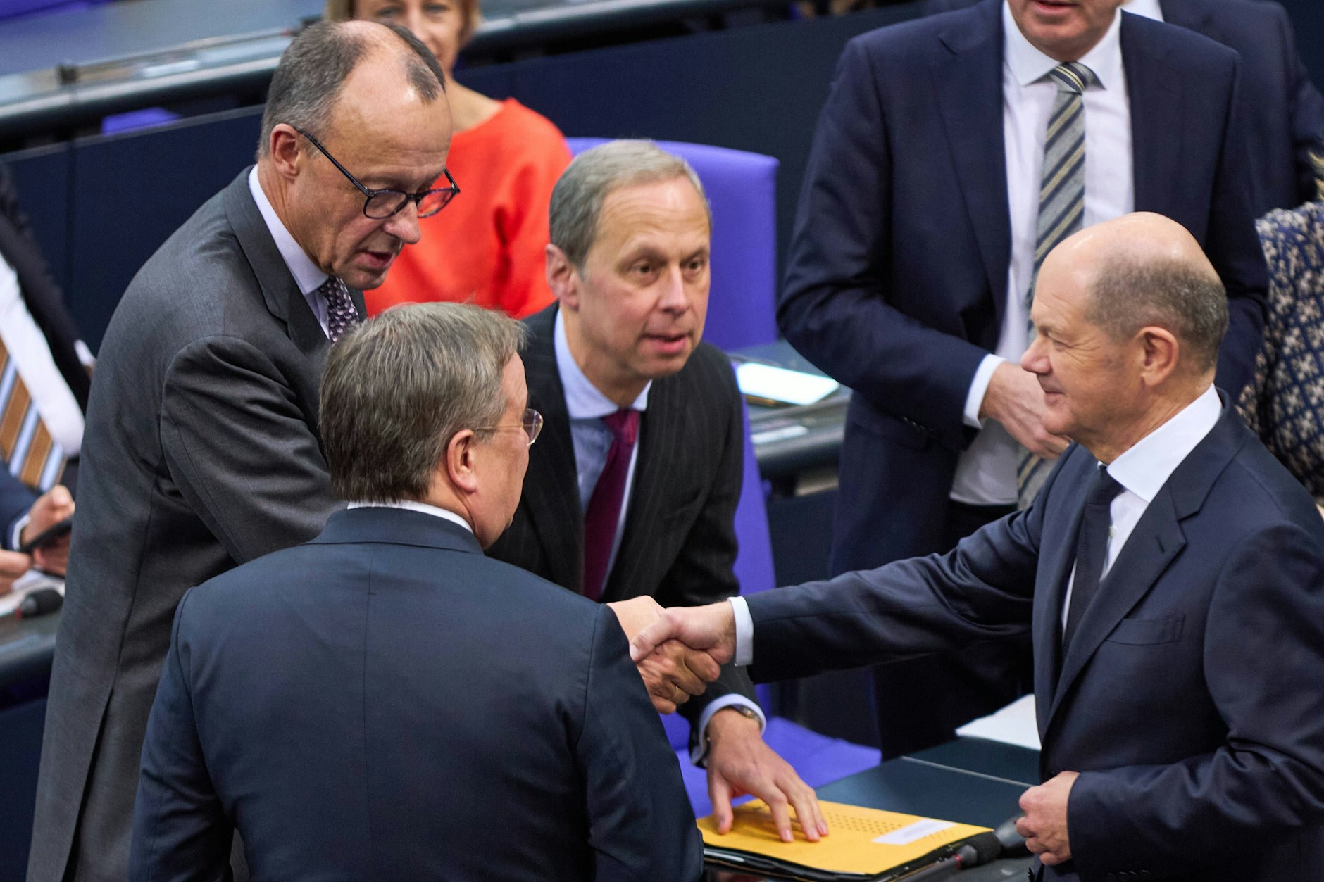 CDU-Chef Friedrich Merz gibt am 4. Dezember Bundeskanzler Olaf Scholz (SPD) vor der Regierungsbefragung die Hand.