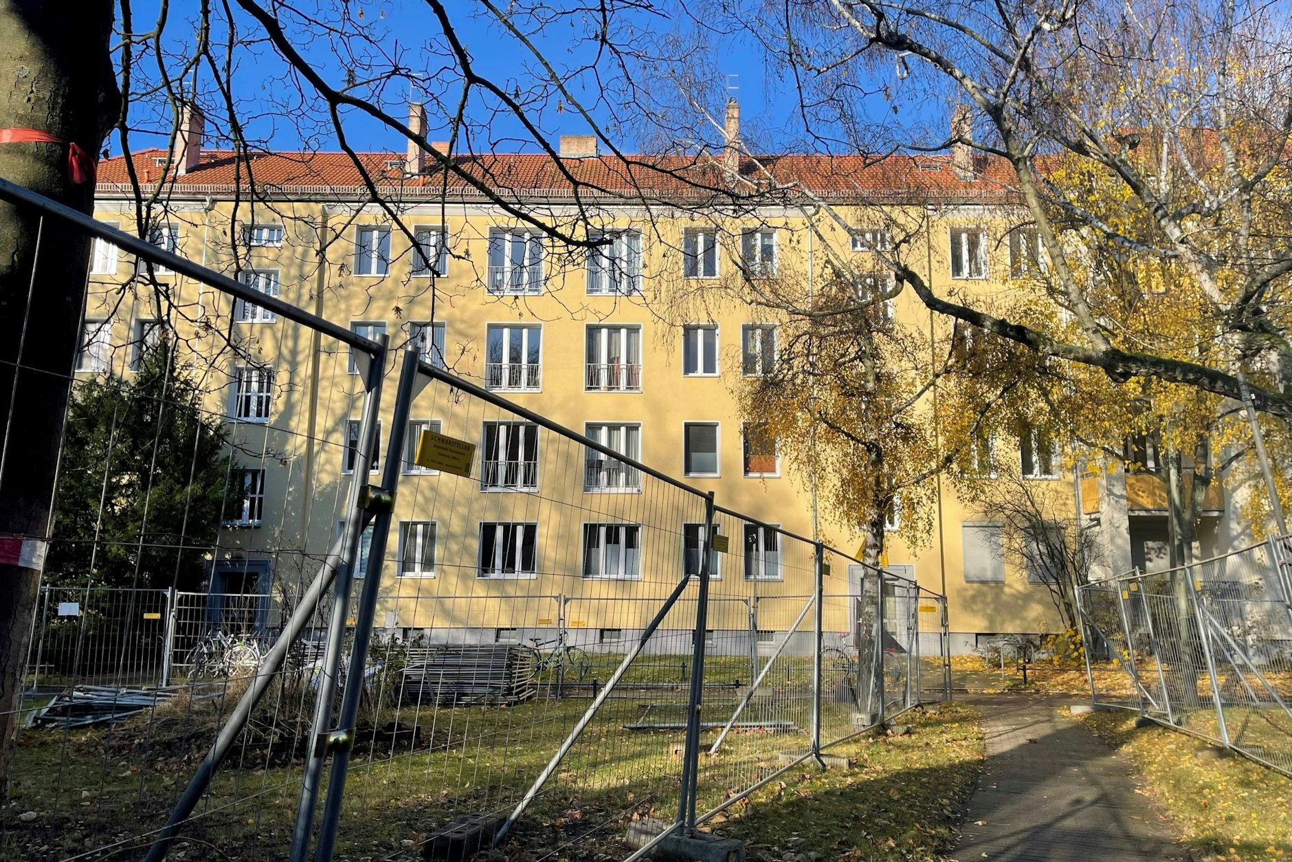 Der Baubeginn eines umstrittenen Neubauprojektes am Schlosspark Pankow verzögert sich immer weiter. Doch die Zäune auf dem Grün stehen seit vielen Monaten.