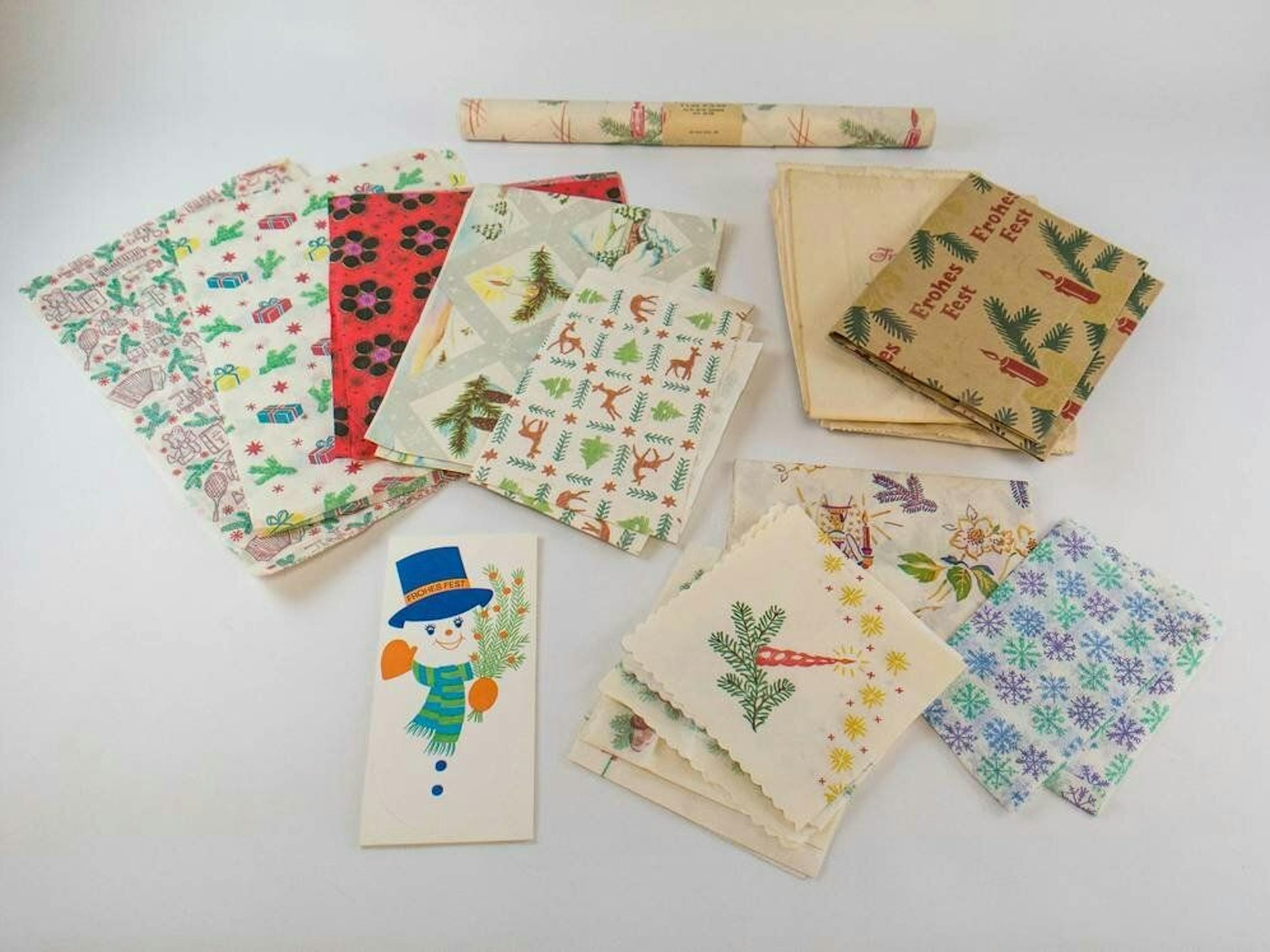 Auch in der DDR wurden Geschenke sorgsam eingepackt - das Geschenkpapier im Depot des Berliner DDR Museum erinnert daran.