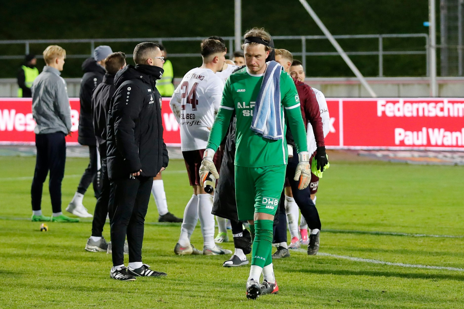 Nach dem Abpfiff des 0:1 in Zwickau sind Torwart Leon Bätge & Co. bedient, so was braucht der BFC Dynamo nicht noch mal.