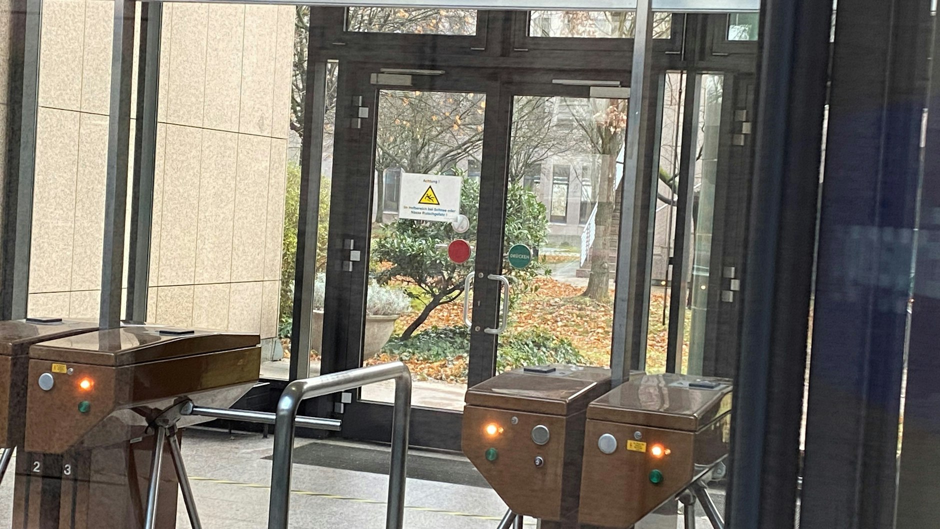 Blick in den Eingangsbereich, wo eins die Mitarbeiter der Landesversicherungsanstalt hindurchgingen. Die Drehkreuze stehen noch.