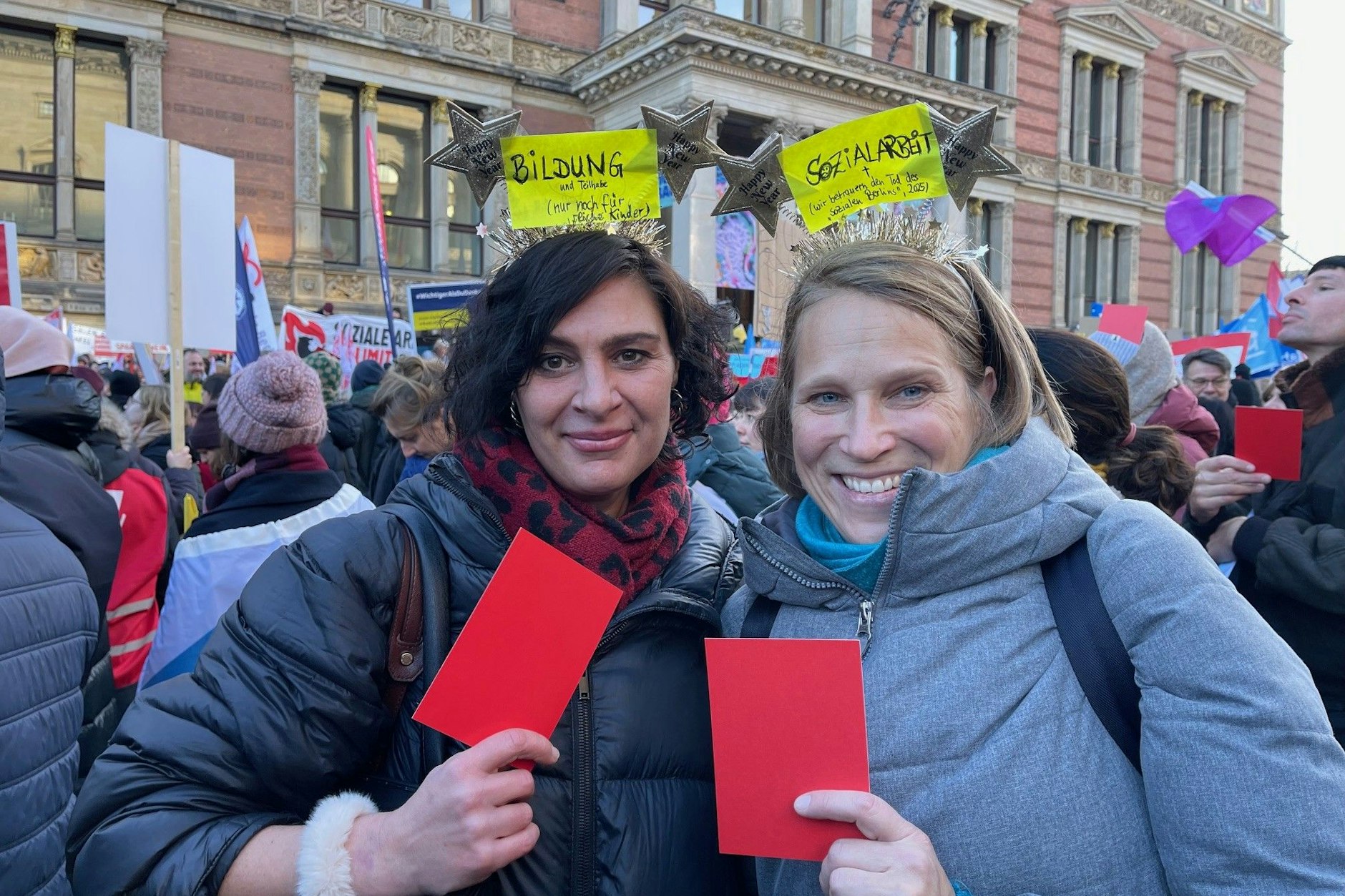 Auch diese beiden Sonderpädagoginnen zeigen den Sparvorhaben des Berliner Senats die Rote Karte.