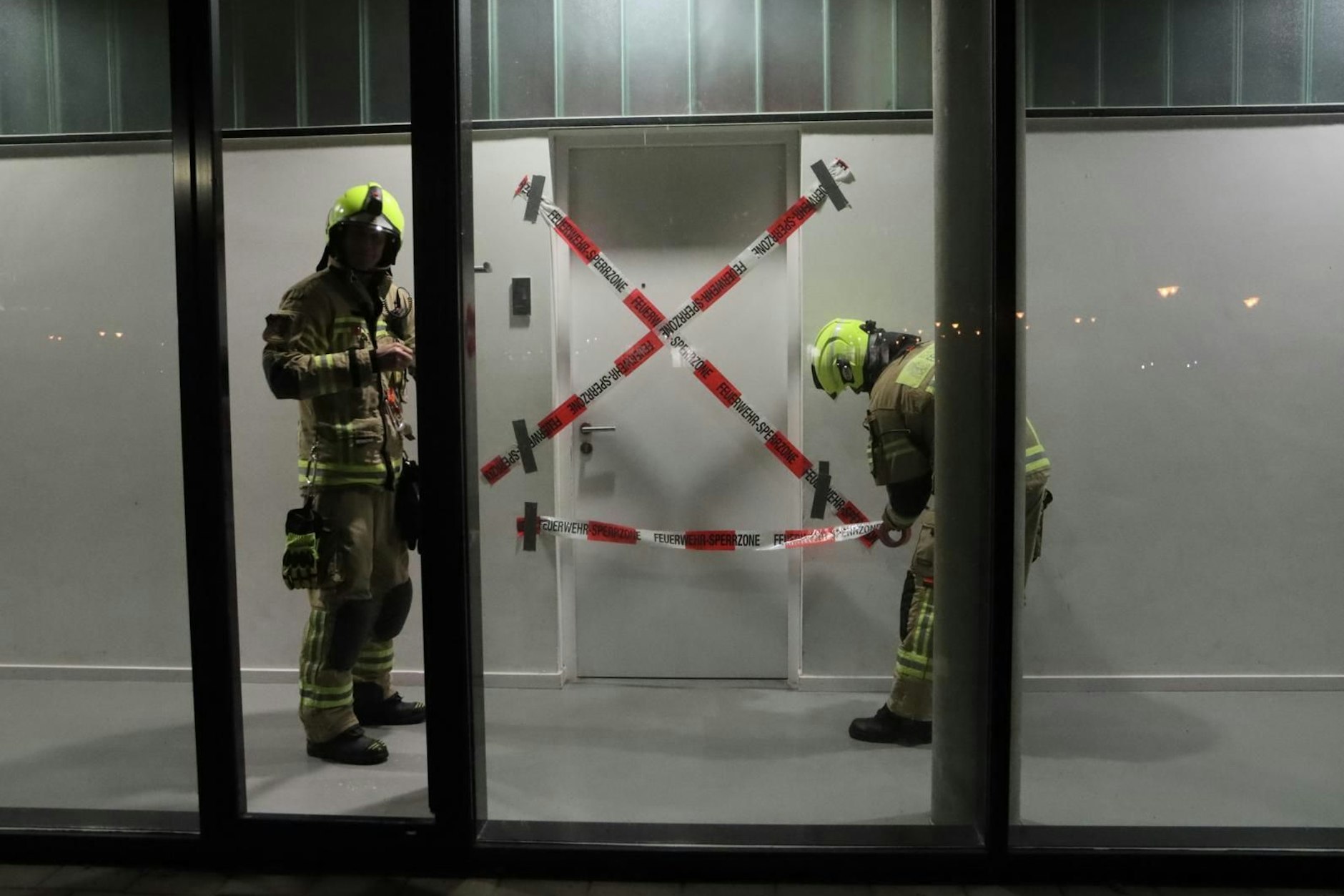 In der Sporthalle "Merlitzhalle" im Treptow-Köpenicker Ortsteil Adlershof wurde am Abend in einer Umkleidekabine für Frauen/Mädchen eine unbekannte, vermutlich giftige Flüssigkeit an eine Wand versprüht.