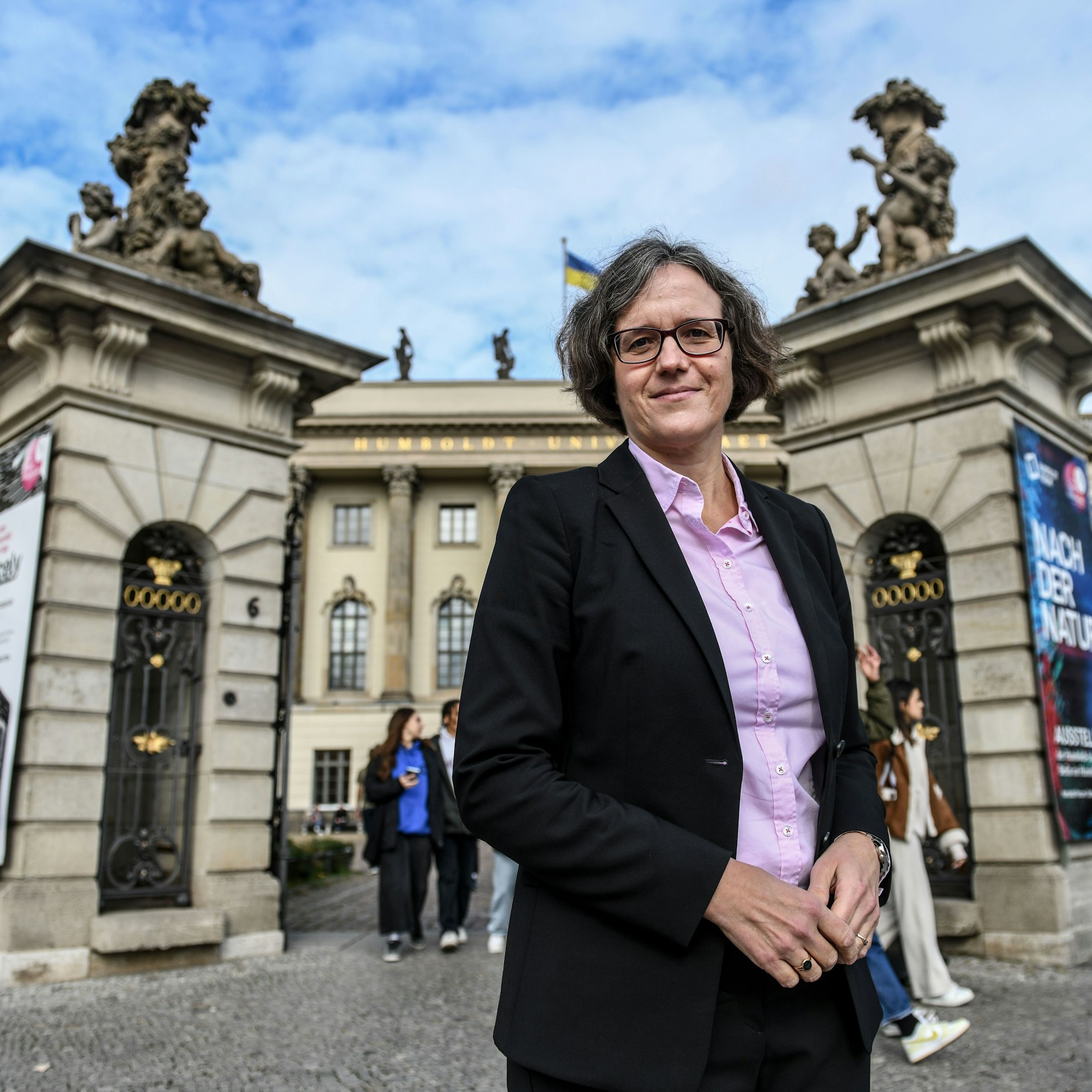 Julia von Blumenthal, die Präsidentin der Humboldt-Universität zu Berlin, muss den Professor wieder arbeiten lassen.
