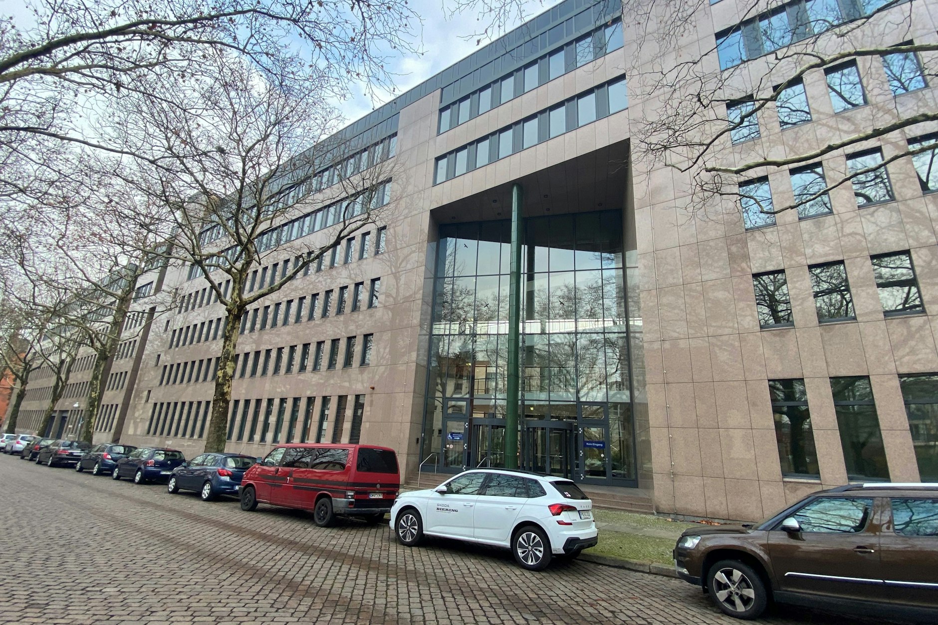 Das riesige Bürogebäude in der Soorstraße im Berliner Ortsteil Westend. Der Senat will es zu einem Mega-Flüchtlingsheim machen.