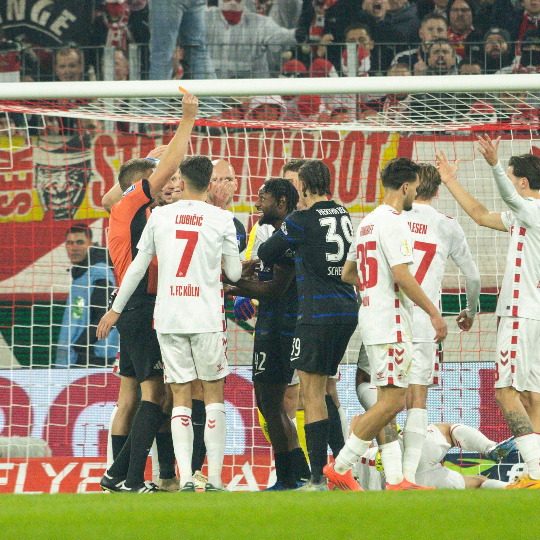 Nach einer Kopfnuss gegen Kölns Hübers sah Herthas Deyo Zeefuik die Rote Karte.