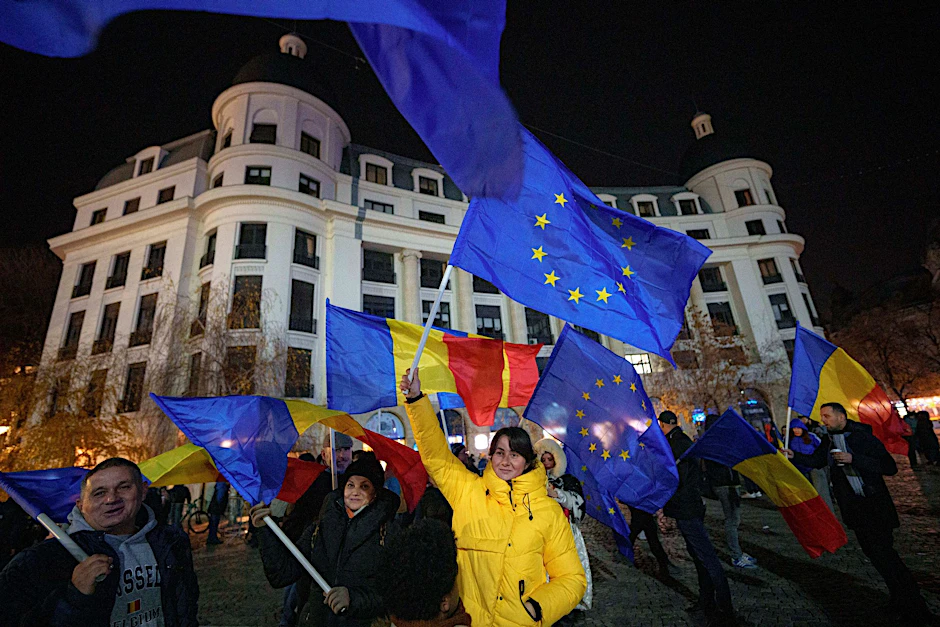 Menschen schwenken rumänische und EU-Flaggen während einer pro-europäischen Kundgebung vor den eigentlich geplanten Präsidentschaftsstichwahlen am 8. Dezember.