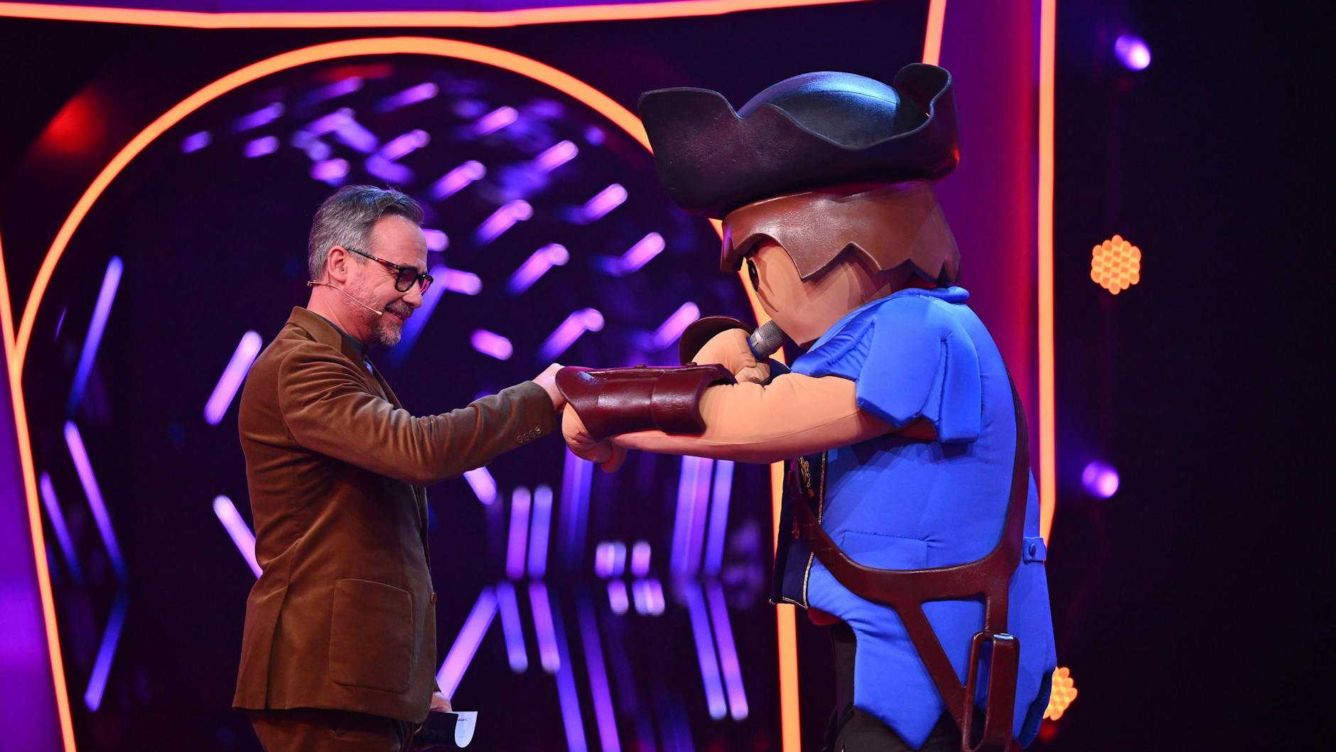Der Pirat mit Matthias Opdenhövel. Der Moderator von „Masked Singer“ gehört zu den wenigen Menschen, die die Identitäten der Stars unter den Masken kennen.