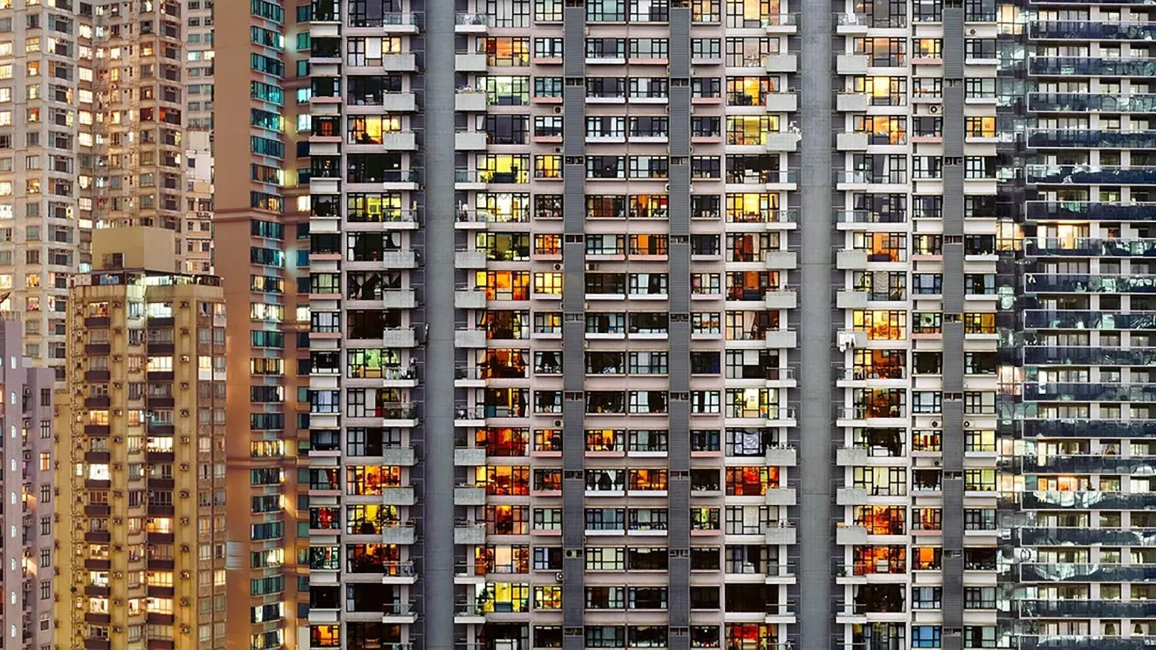 Hyperrealistisch: Der 1964 geborene H. G. Esch setzt seine Architektur-Tableaus digital aus bis zu 60 Einzelaufnahmen zusammen. Hier „Megacity III“, Auflage 150, ab 530 Euro. Besonders spektakulär wirken Eschs Stadtporträts als dimmbare Leuchtkästen, die es bei Lumas für 1980 Euro gibt.