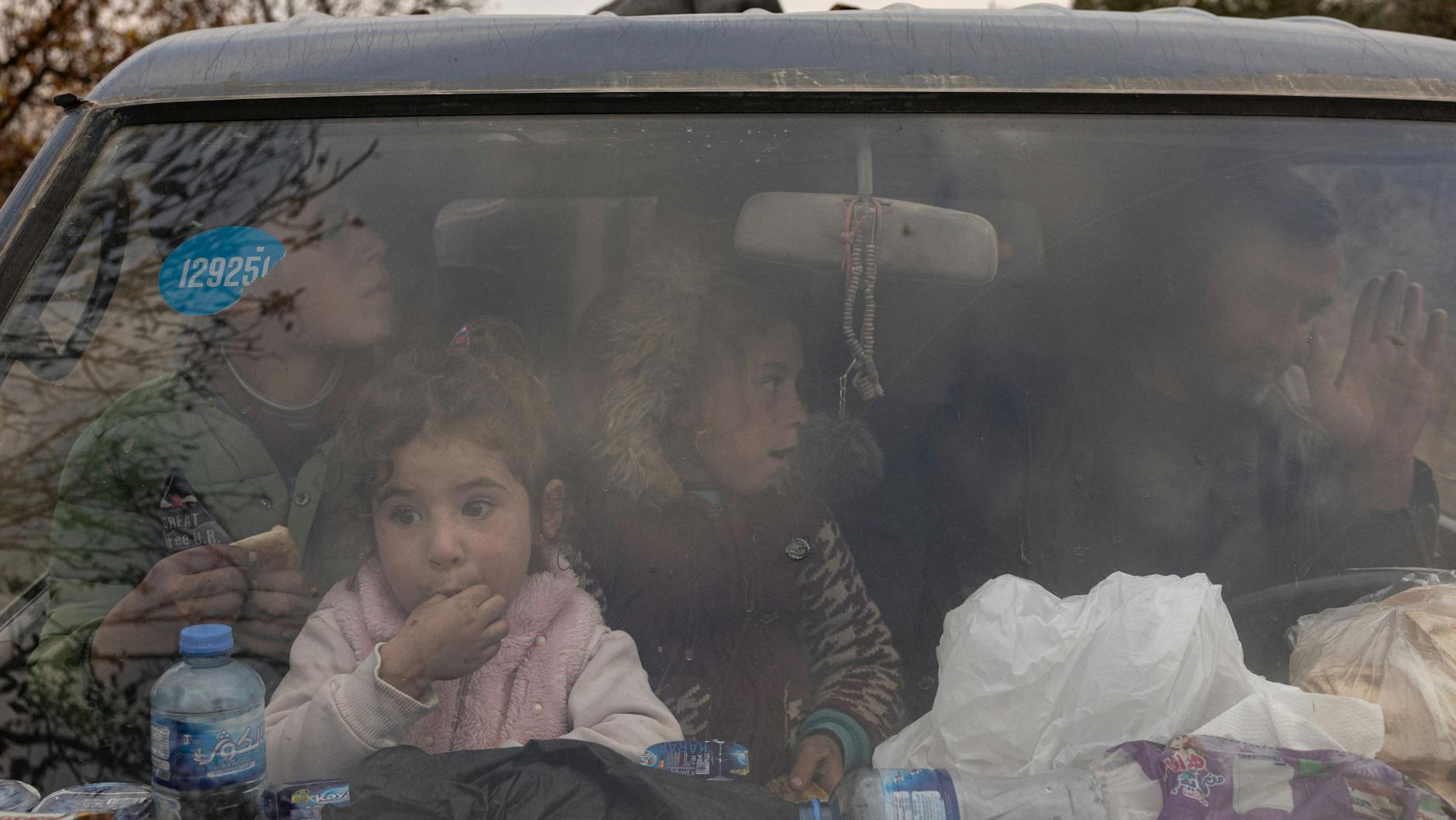 Kurden flüchten aus der Stadt Aleppo in Richtung weiter nördlich gelegener Gebiete aus Furcht vor den islamistischen Milizen. HTS-Anführer Dscholani bekräftigte unterdessen, Minderheiten schützen zu wollen.