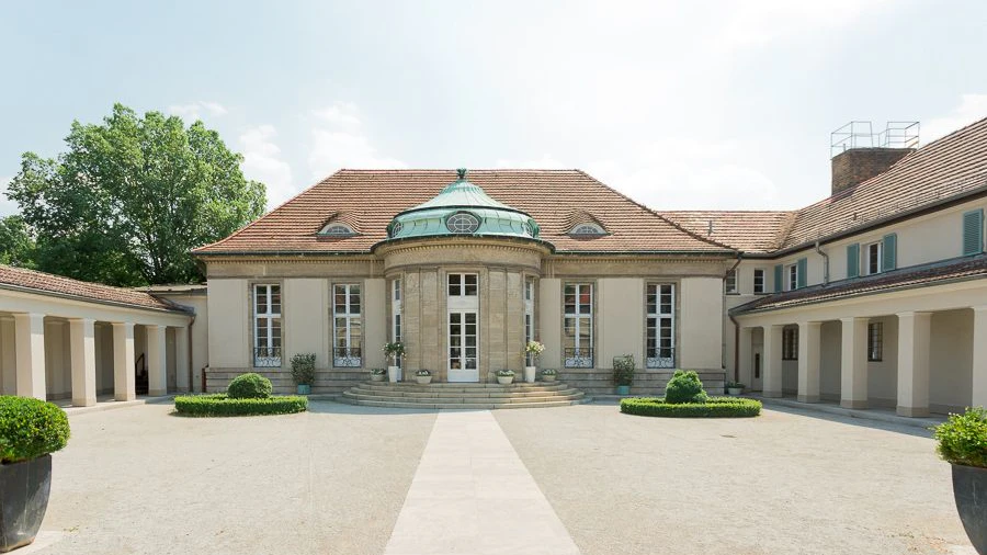 Gästehaus am Lehnitzsee im historischen Landhaus Adlon, heute für Hochzeiten zu mieten. In der DDR wurden hier Kinder behandelt.