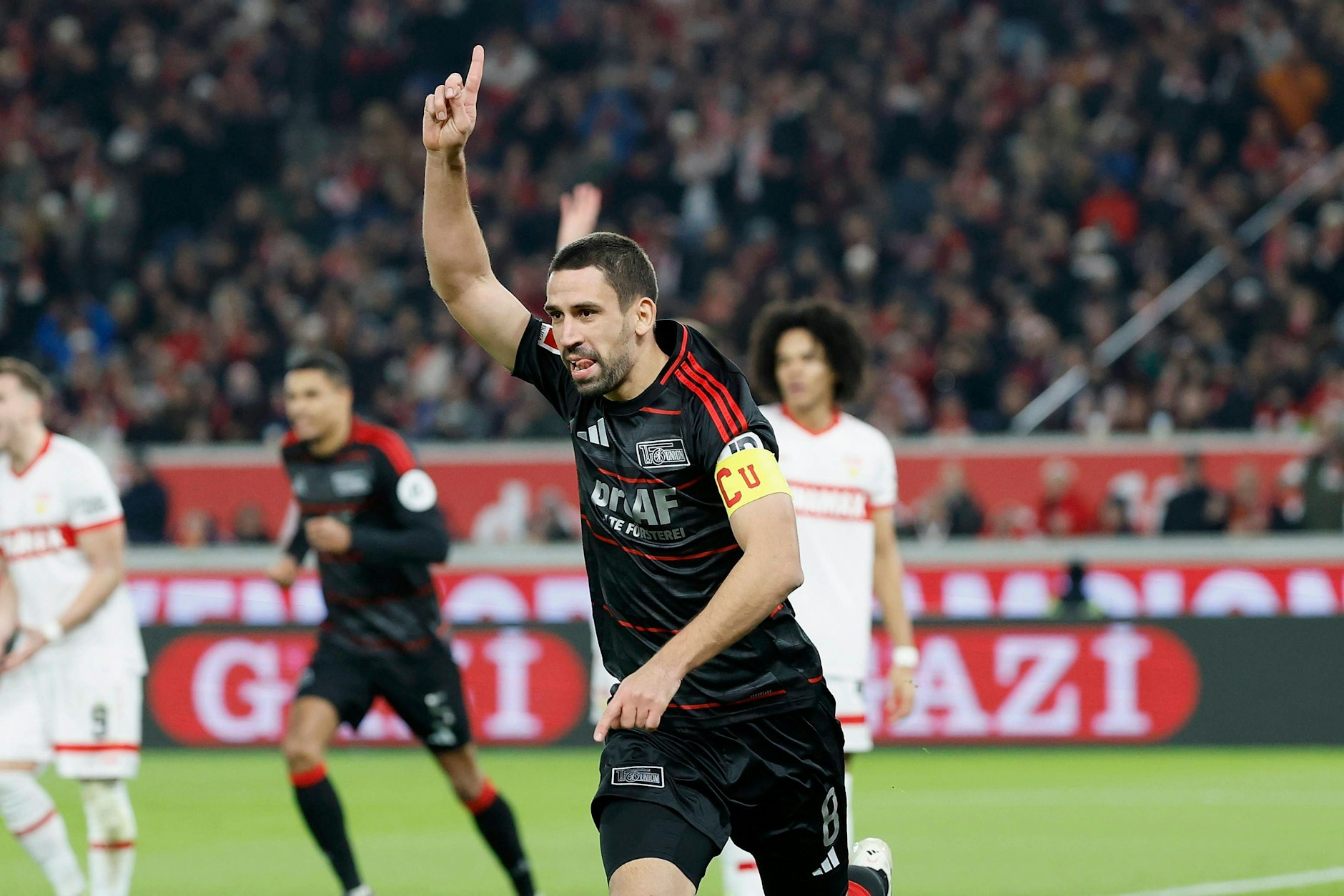Da war die Welt noch in Ordnung: Union-Kapitän Rani Khedira jubelt über die 2:0-Führung.