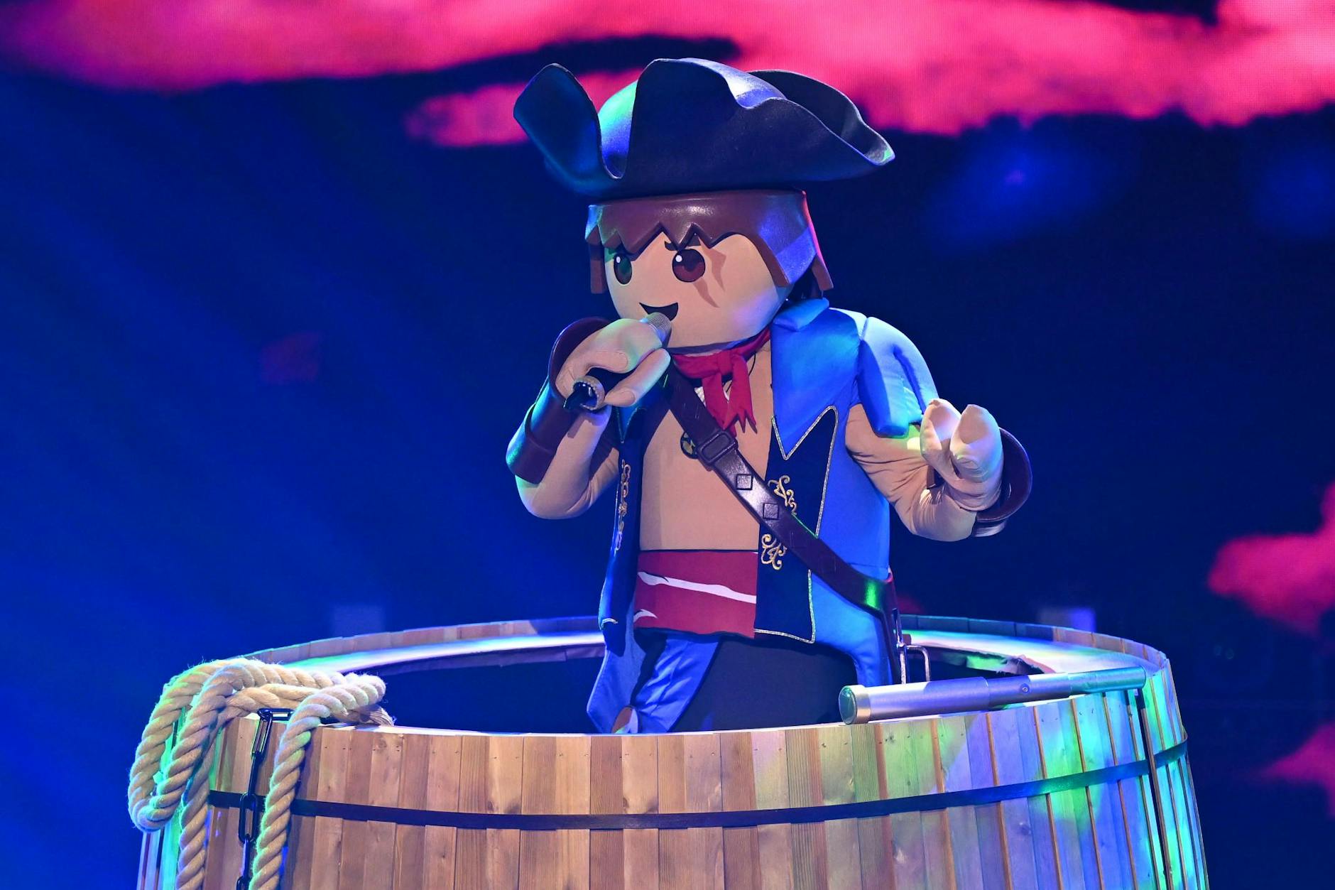Der Pirat verzauberte mit seinen Auftritten bei „Masked Singer“ die Zuschauer. Aber: Fans glauben, dass der Sender die Zuschauer gehörig veräppelt.