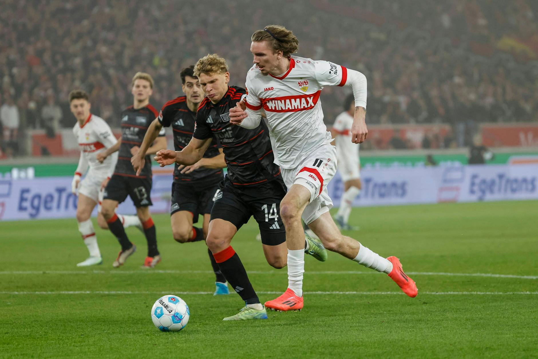 Leopold Querfeld (l.) hat beim zwischenzeitlichen Ausgleich gegen Torschütze Nick Woltemade das Nachsehen.