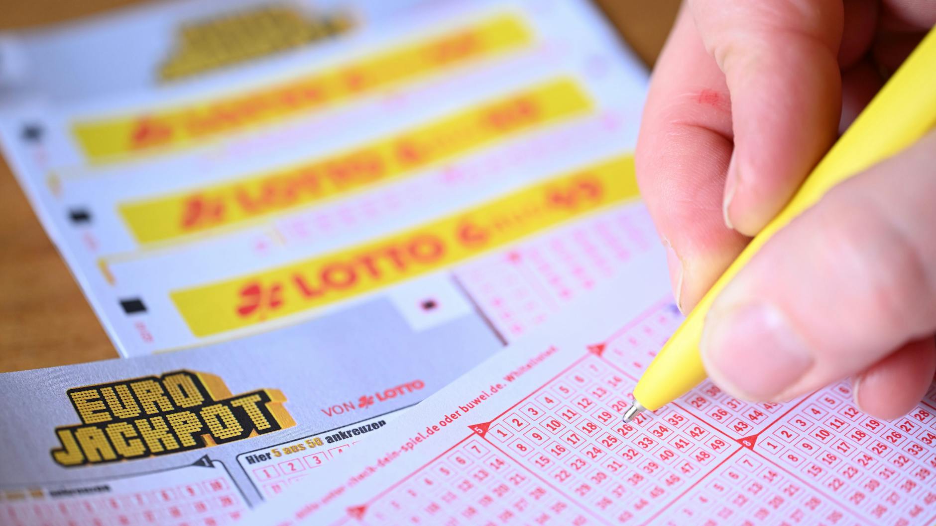Wer beim Eurojackpot alle möglichen Kombinationen tippen will, braucht richtig viel Geld - und vor allem viel Zeit.